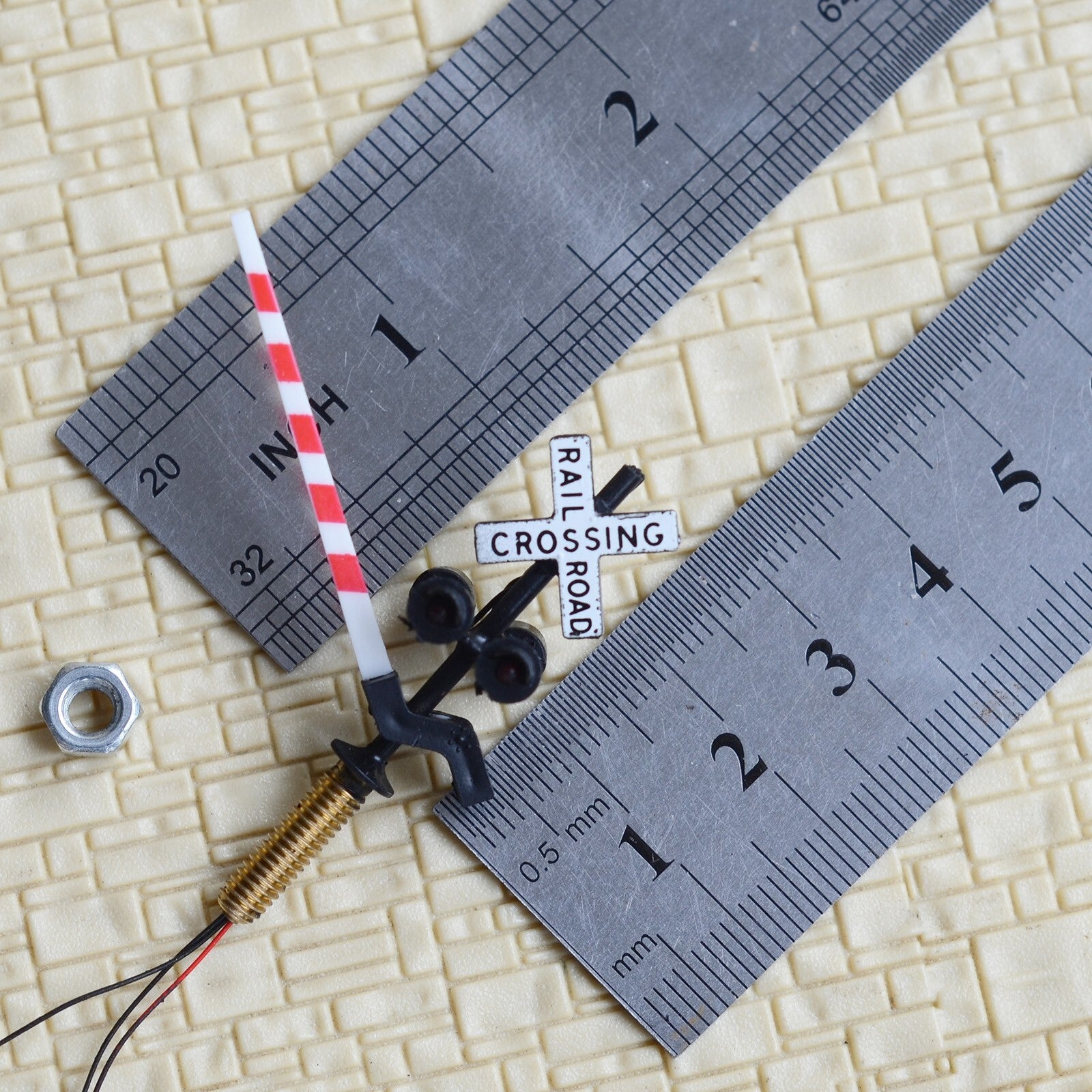 2 x N scale model grade crossing signal gate stop lever 4 heads + flasher #NB40