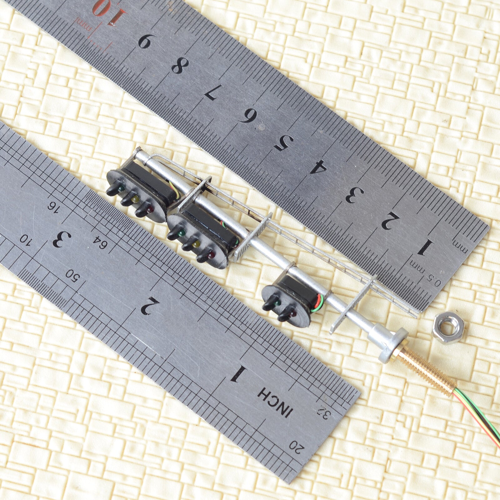 1 x HO scale railroad model 3 colors block signal 3 heads distance metal #B332