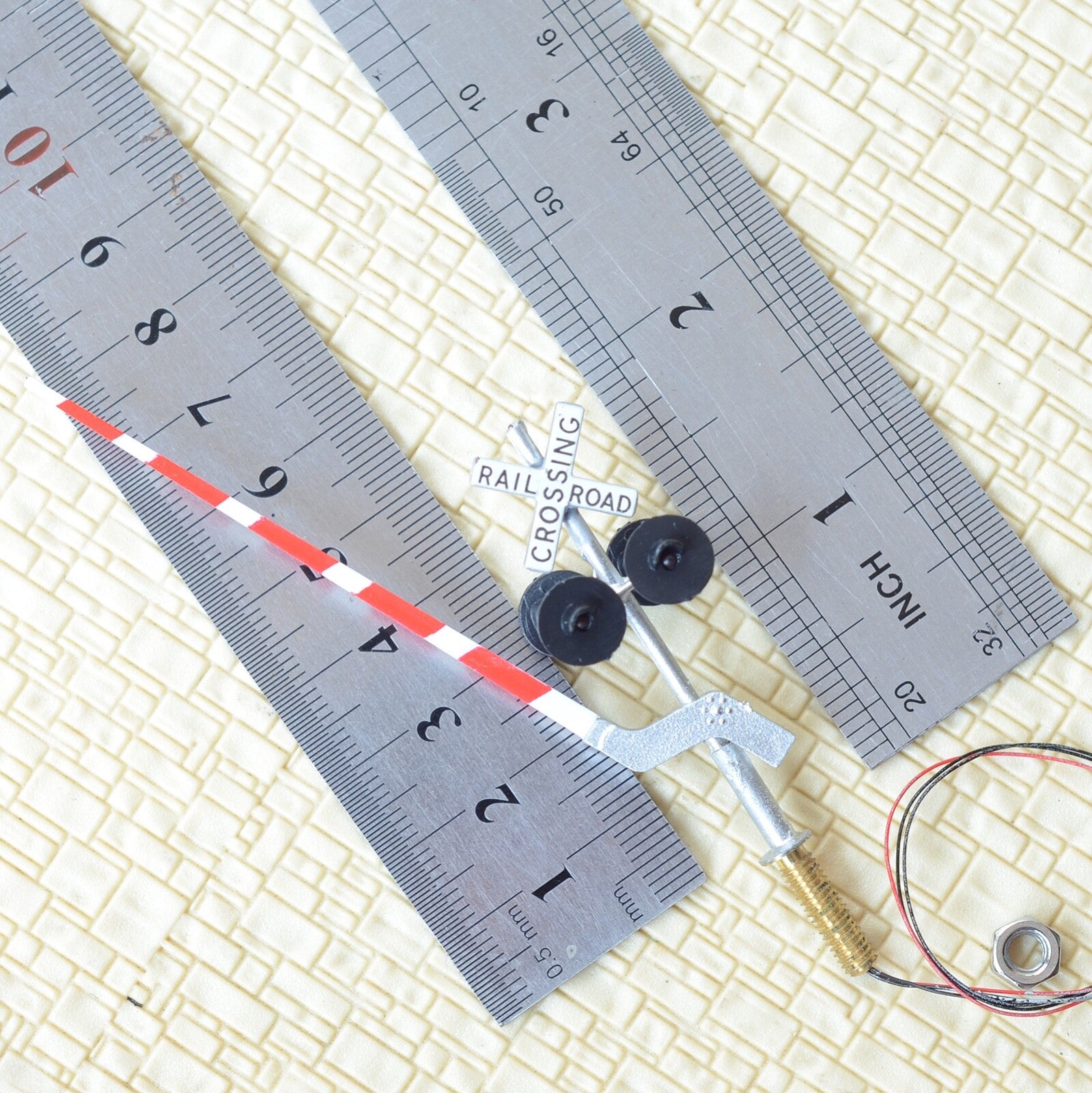 2 x HO scale railroad crossing signal arm gate stop lever flasher any track #S40