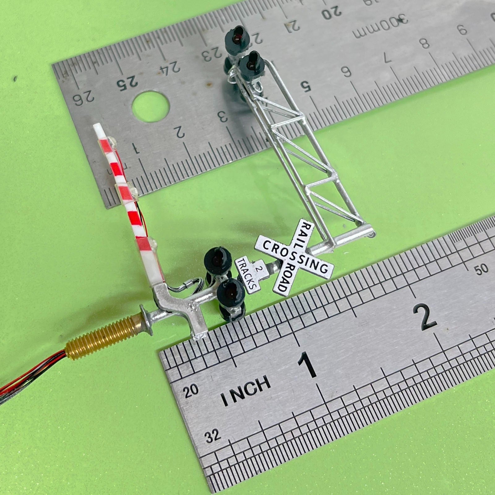1 x N scale model cantilever grade crossing signal gate arm barrier light #NC27L