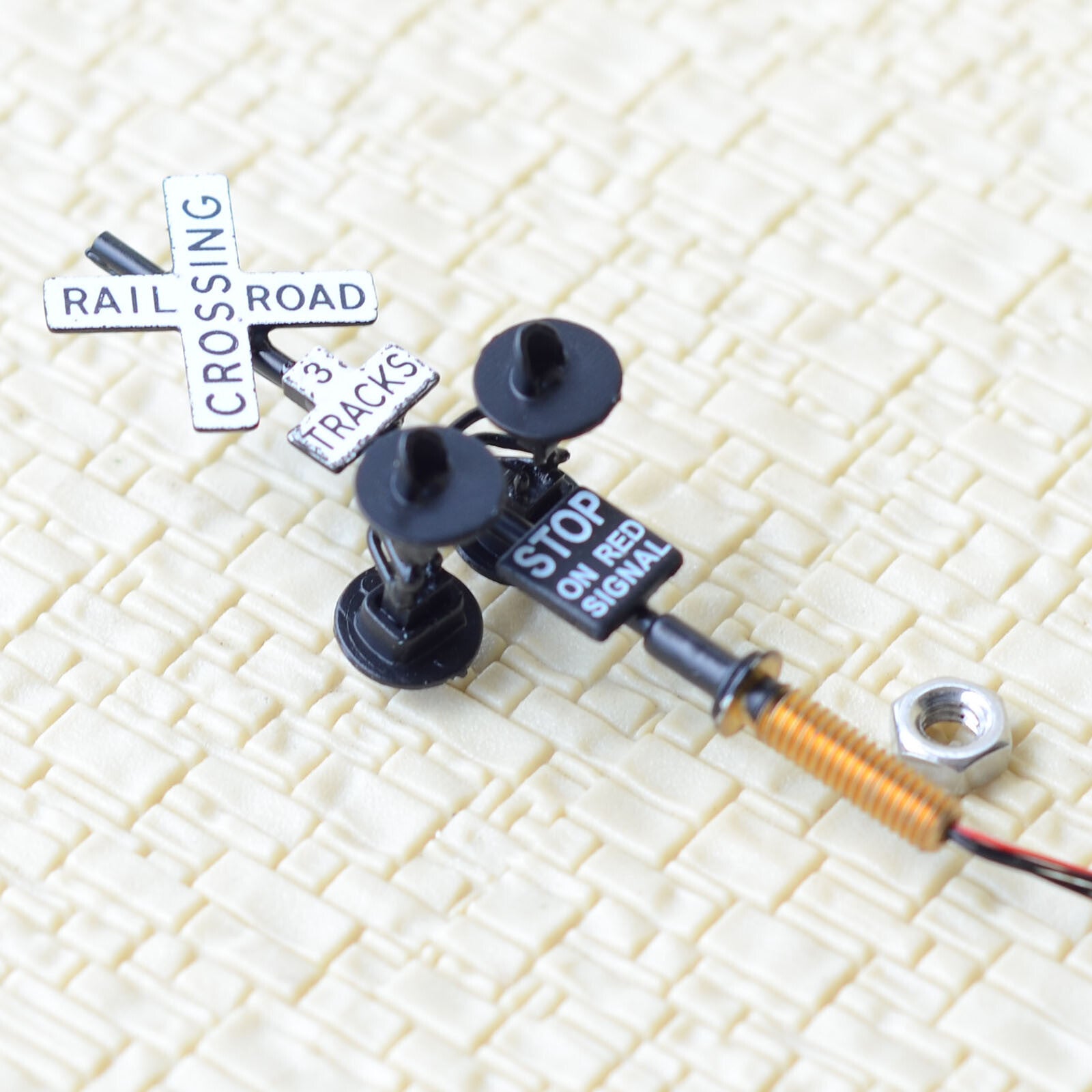 2 x HO scale 3 tracks grade crossing signals + 1 circuit board flasher #3B4