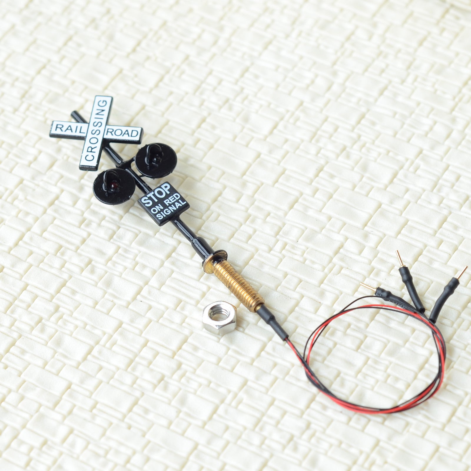 4 x HO Scale Railroad Crossing Signals 2mm LEDs made + 2 Circuit board flashers