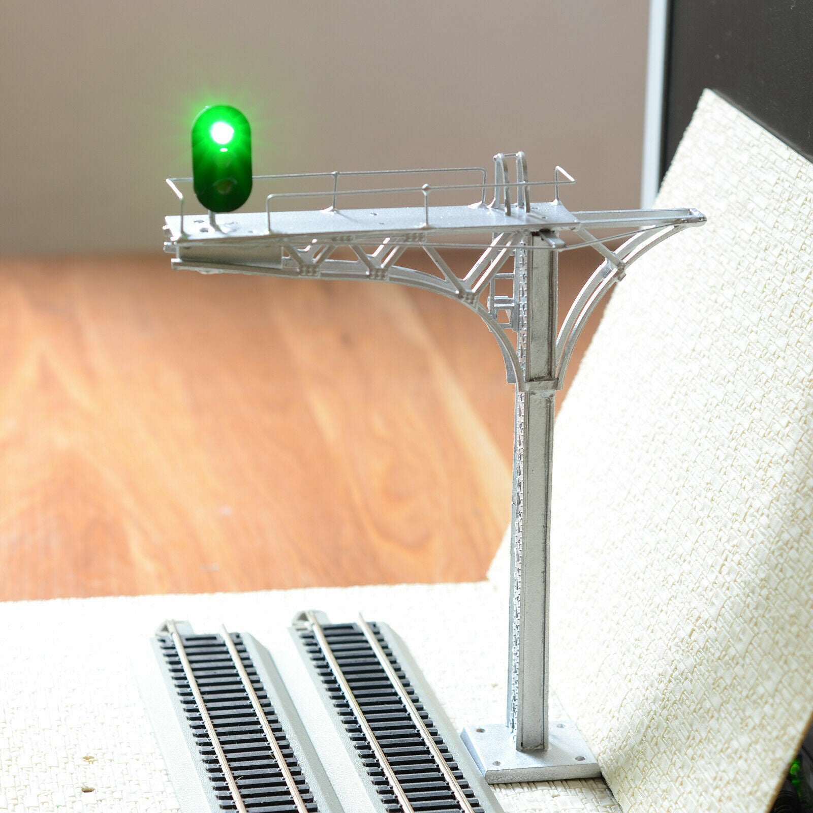 1 x O scale 1:48 cantilever block signal tower wired LEDs 3 aspects 12V silver