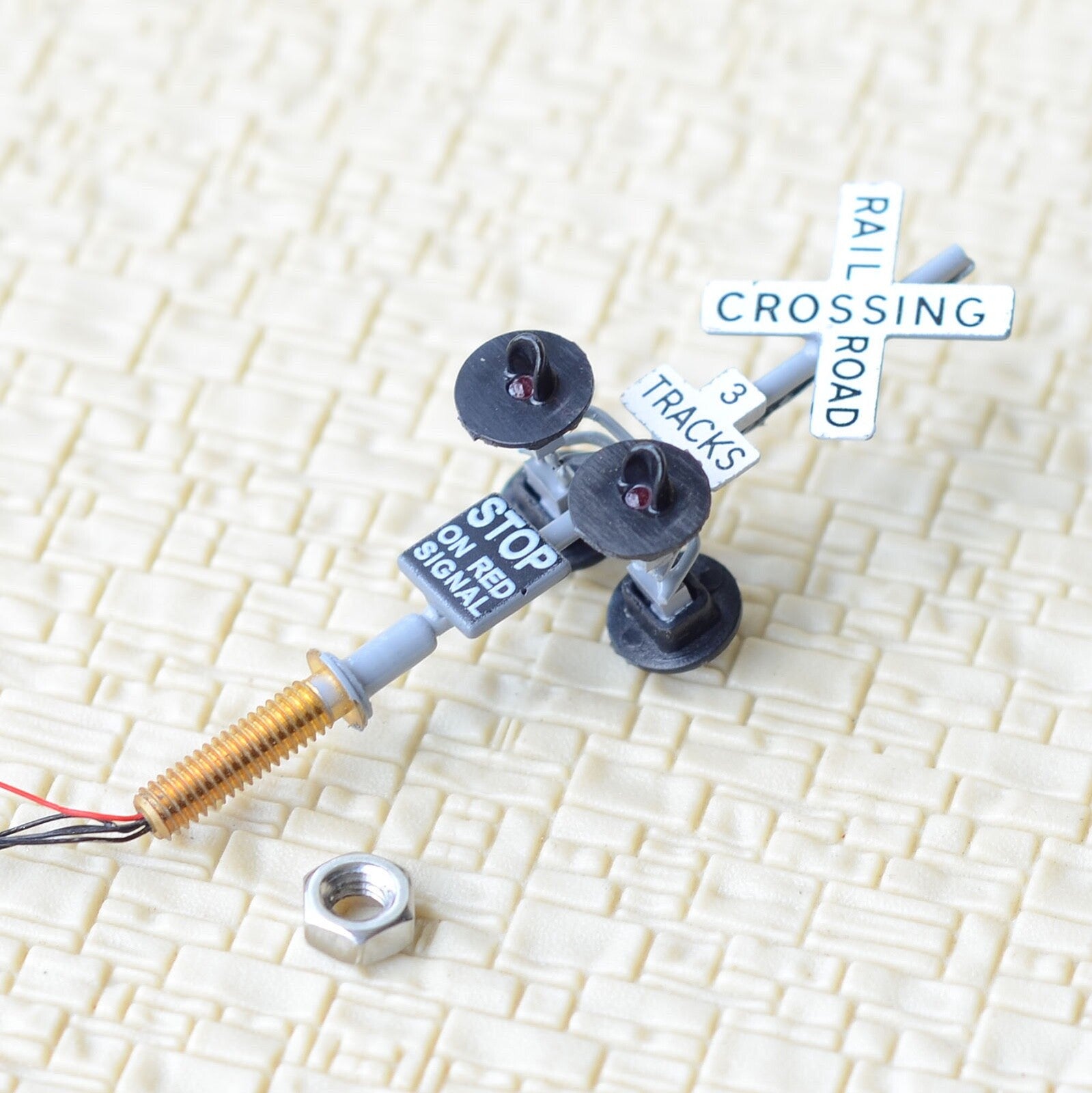 2 x HO scale 3 tracks grade crossing signals gray + 1 circuit board flasher #3G4