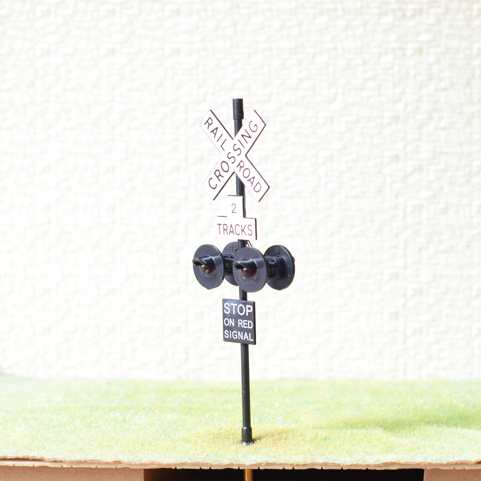 2 x O scale railroad crossing signals 4 heads + 1 circuit board flasher #2BL4