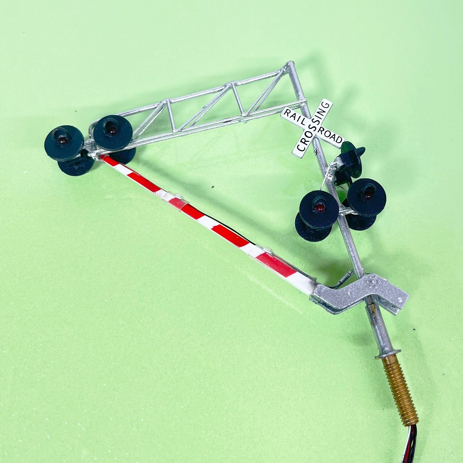 1 x HO scale cantilever grade crossing signal with light on gate #C27DGWLAS