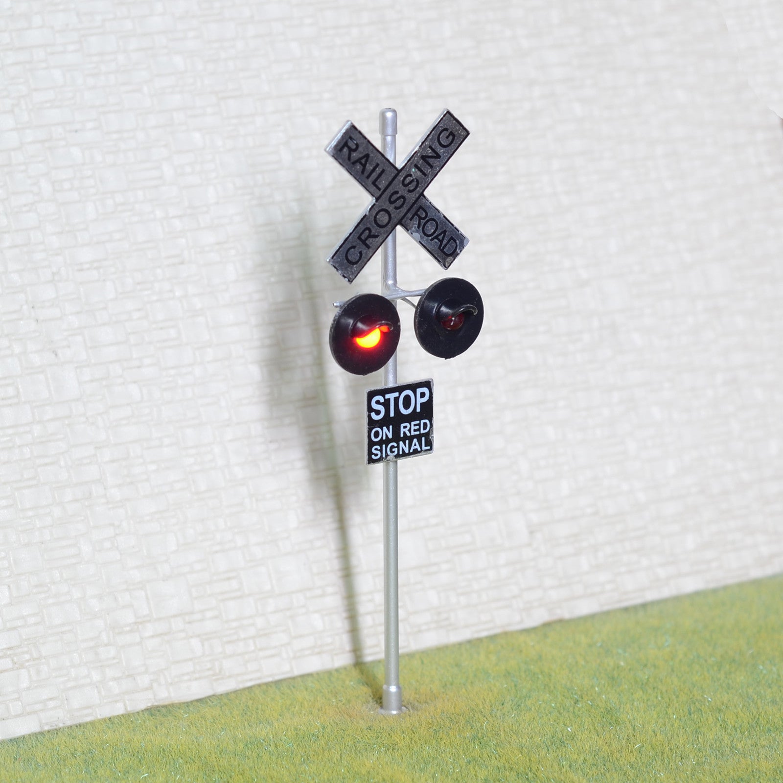 2 x O Scale Railroad Crossing Signals 2 LED heads + Circuit board flasher #48SL2