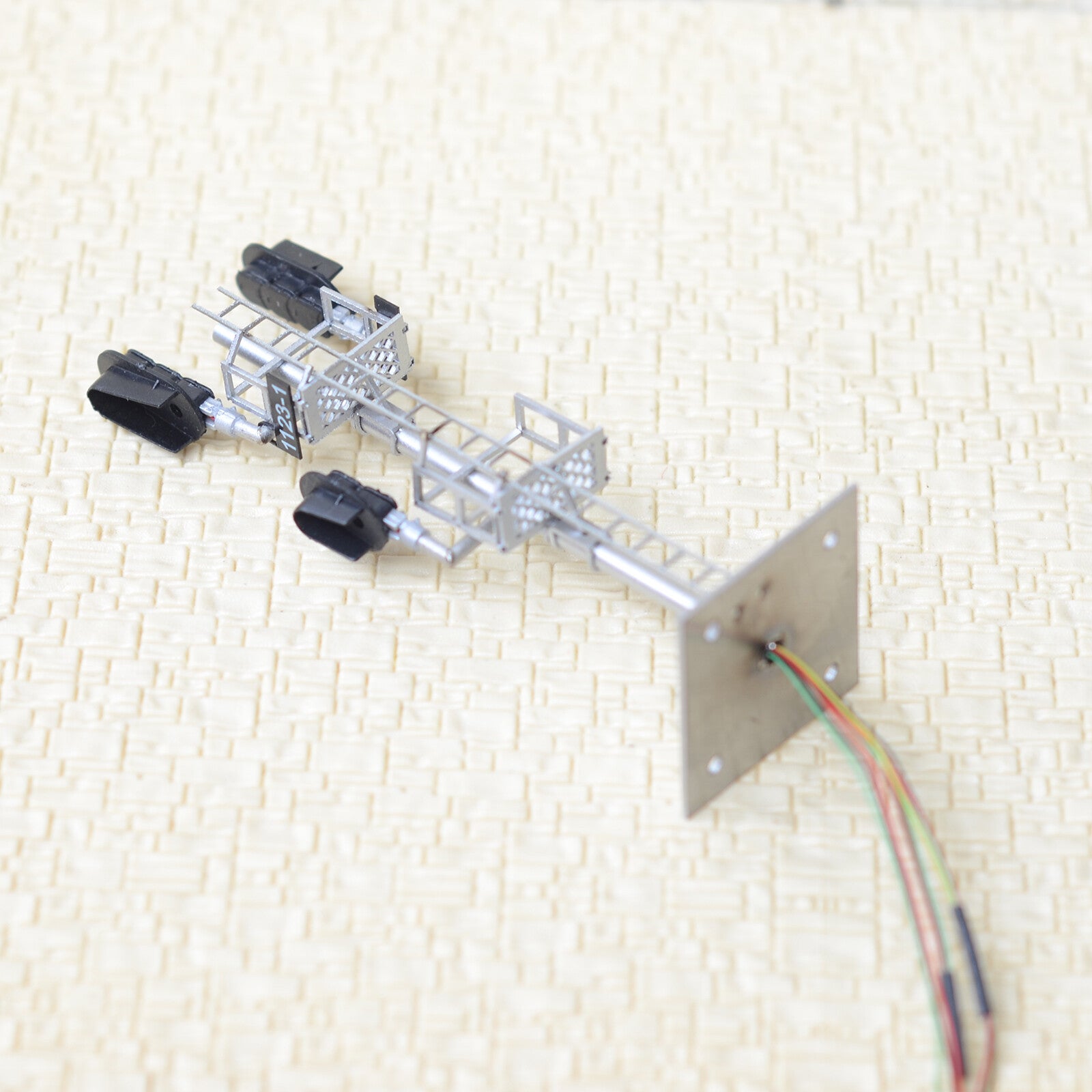 1 x HO scale model 3 colors block signal full sunshield 3 heads fine metal #F332