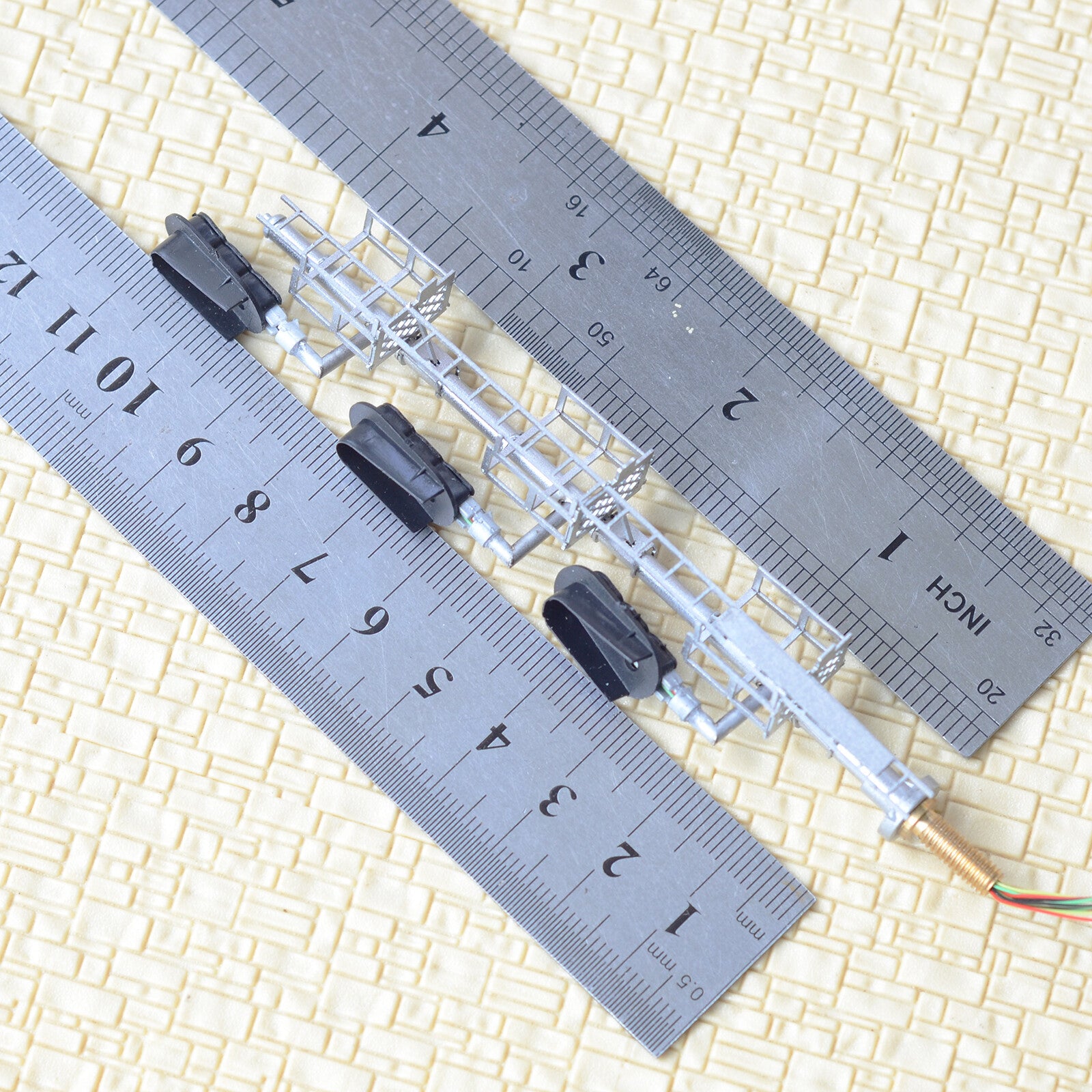 1 x HO scale model 3 colors block signal sunshield 3 heads Darth Vader style #F3