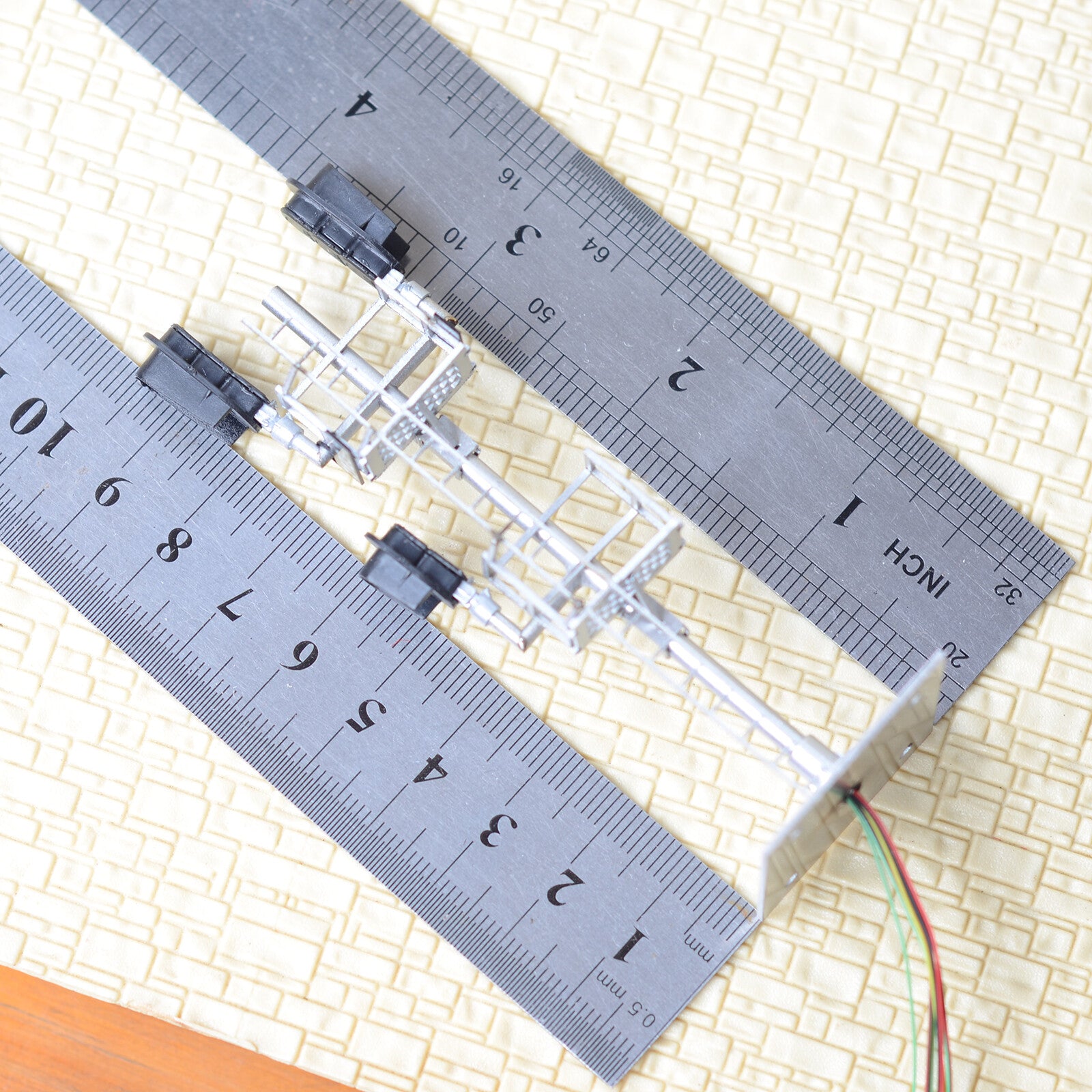 1 x HO scale model 3 colors block signal full sunshield 3 heads fine metal #F332