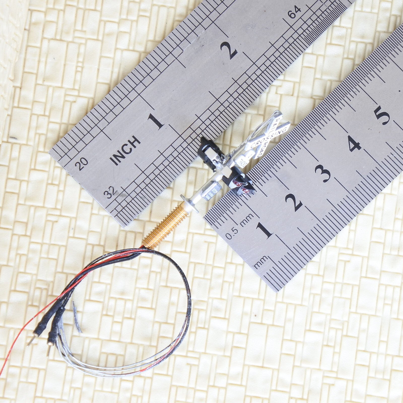 2 x N scale model grade crossing signal light LED made + 1 flasher board #csnSL3