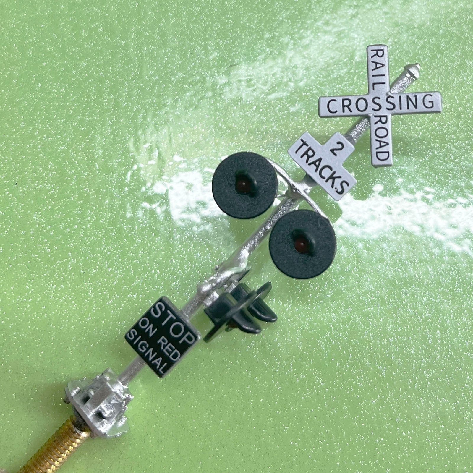 2 x HO scale railroad grade crossing signal with side assistant signal #CWS2