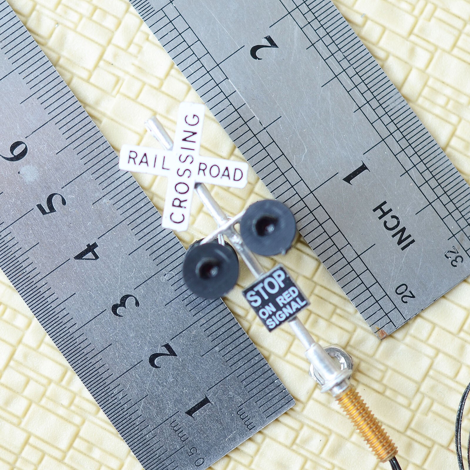 2 x HO scale railroad grade crossing signals + 1 circuit board flasher #S4C