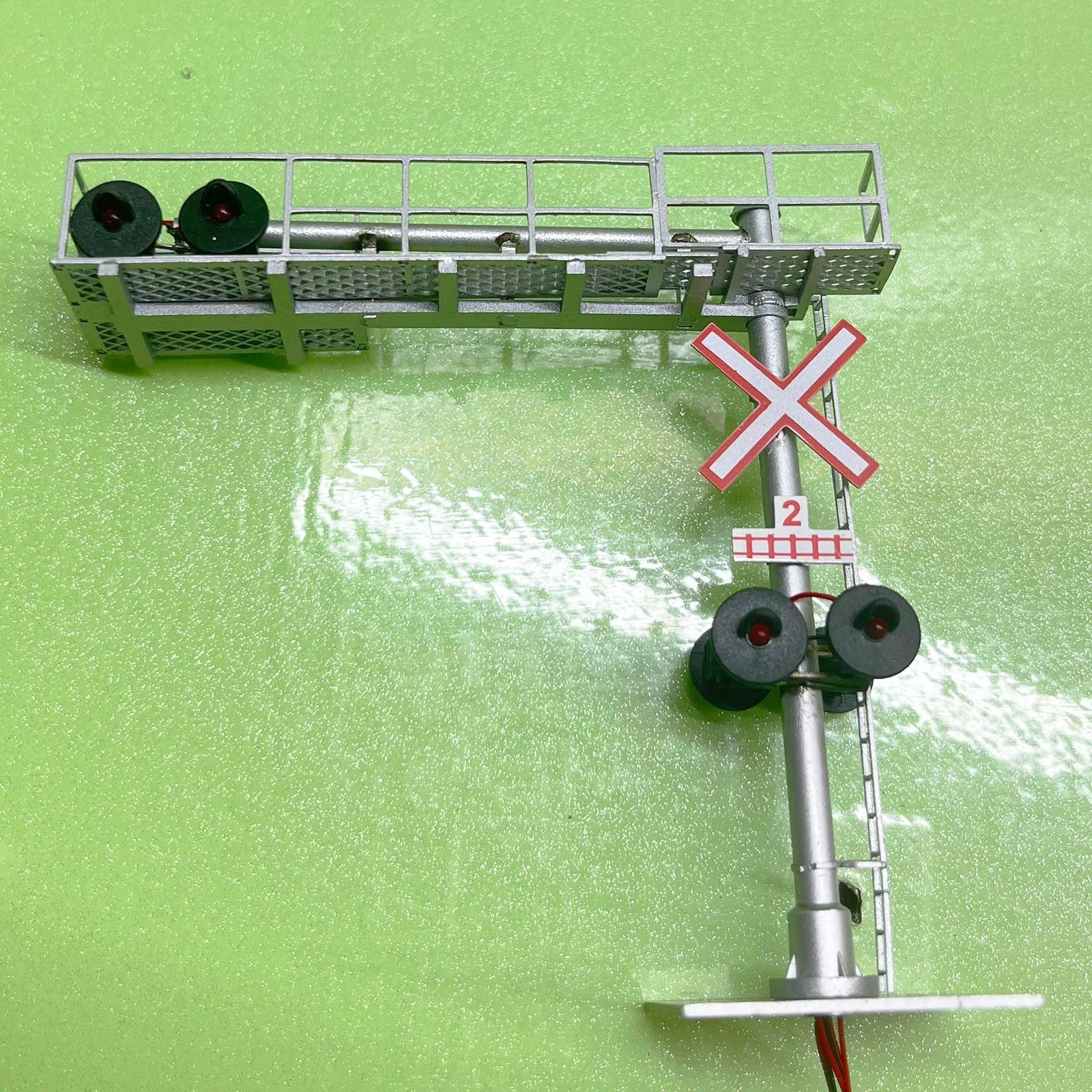 1 x HO scale model railroad Canadian cantilever grade crossing signal #C28c