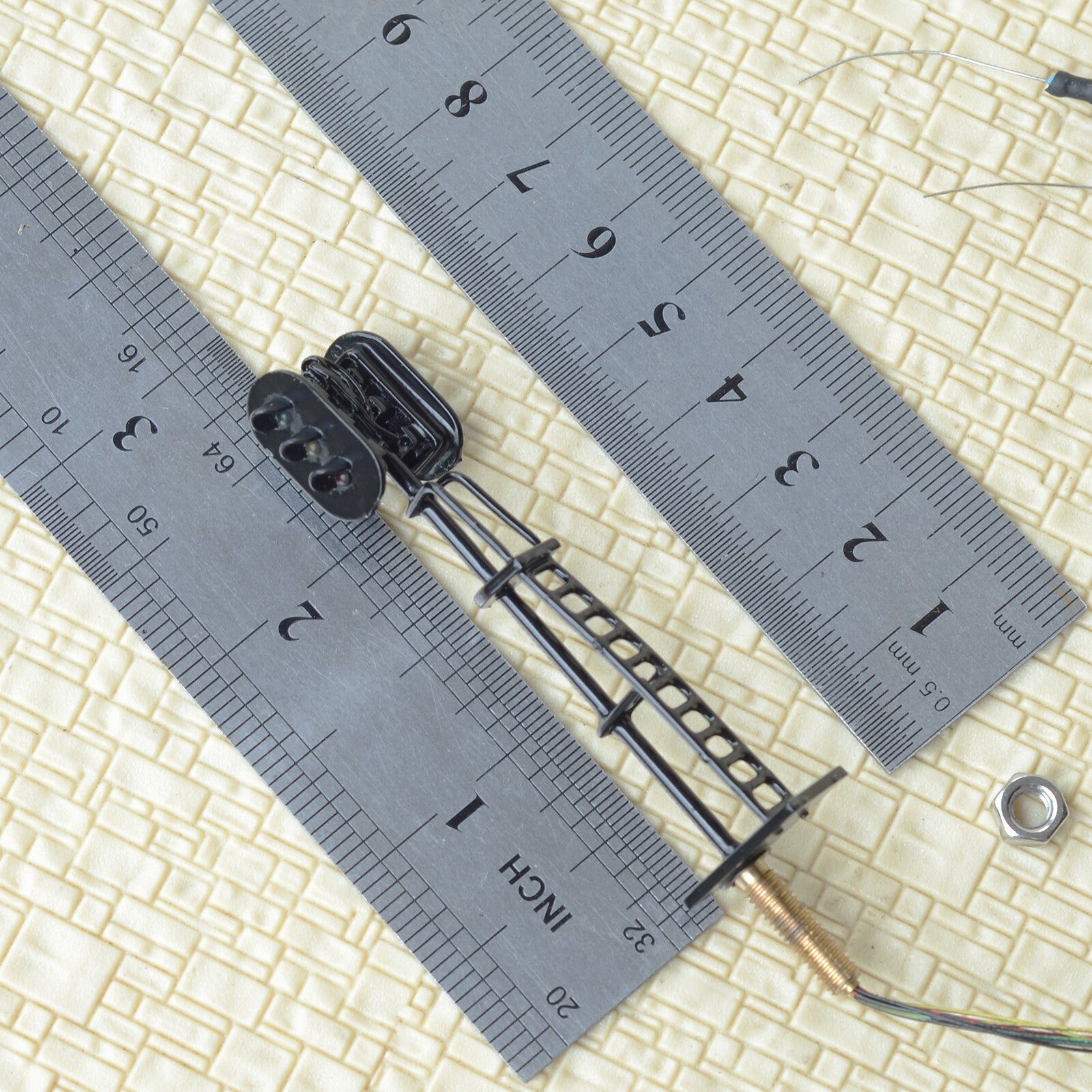 1 x HO scale model 3 colors block signal both opposite directions 2 heads