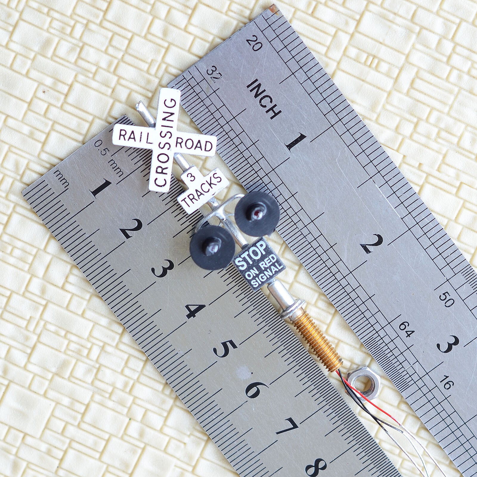 2 x HO scale 3 tracks grade crossing signals + 1 circuit board flasher #3S2