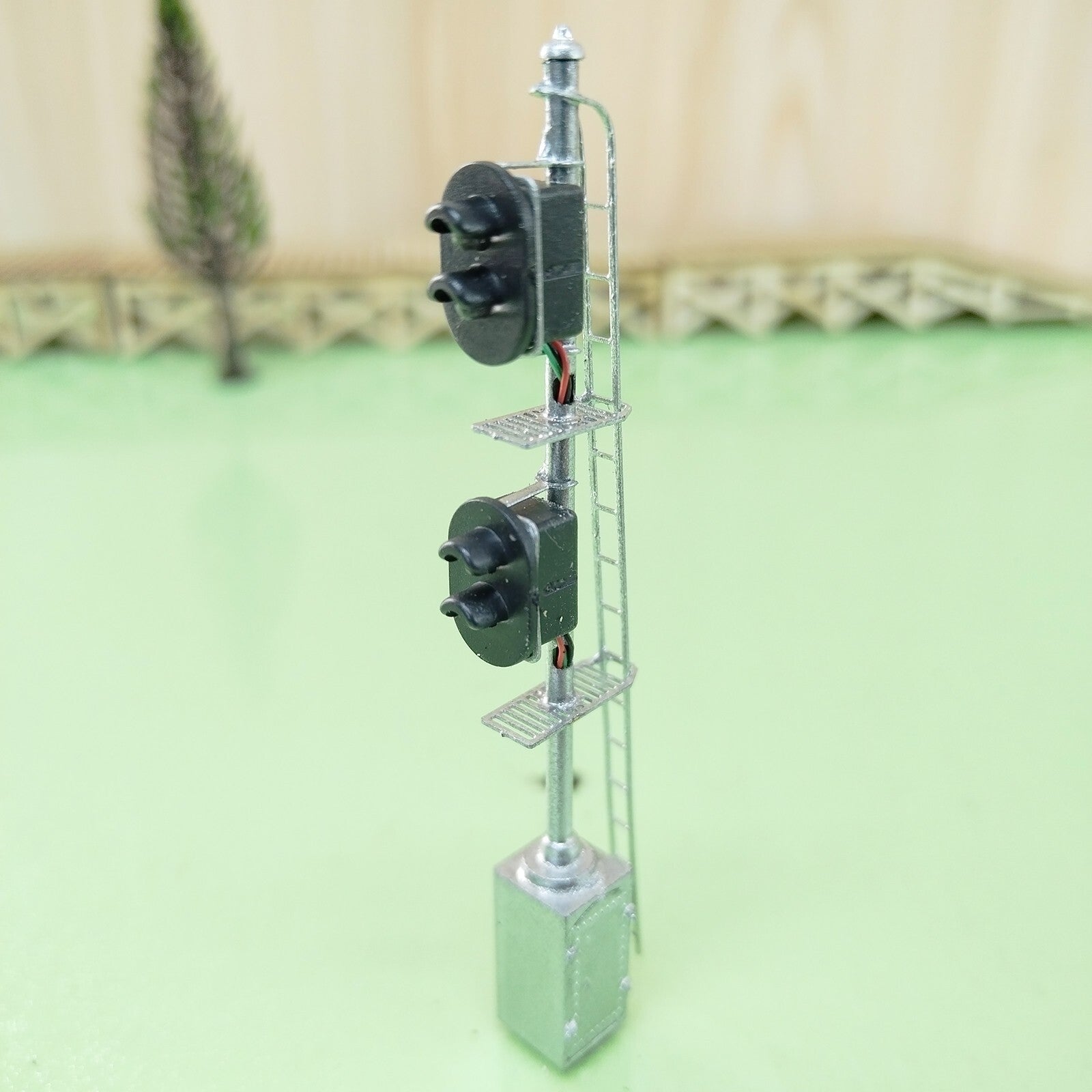 1 x HO scale model railroad tri-color block signal position with cabinet #K22C6