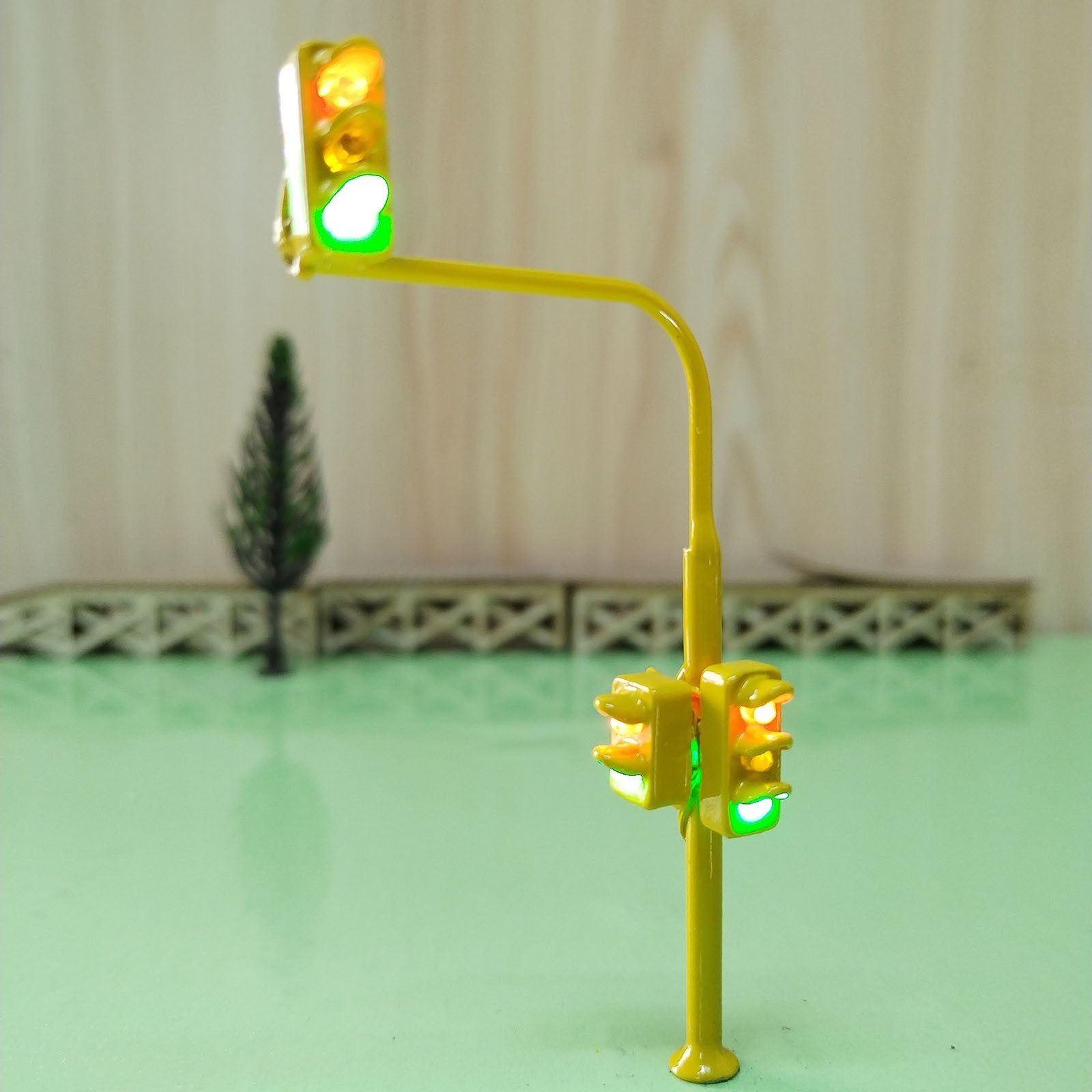 2 x HO / OO traffic light signal LED model train crossing walk pedstrain #2F3U3