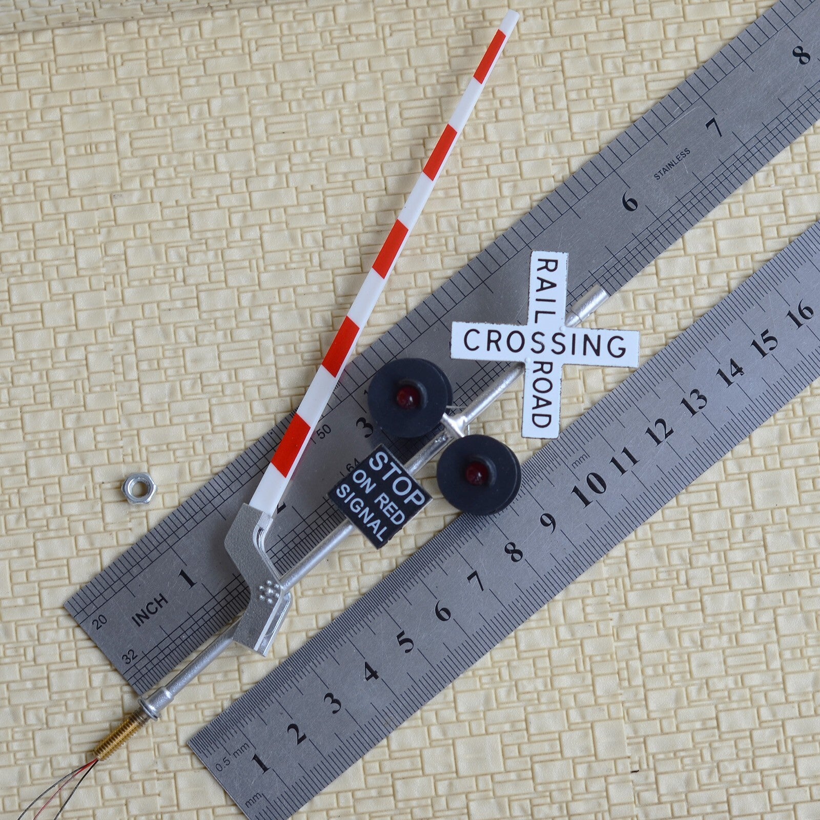 2 x O scale railroad grade crossing signal arm gate stop lever + flasher #48S40