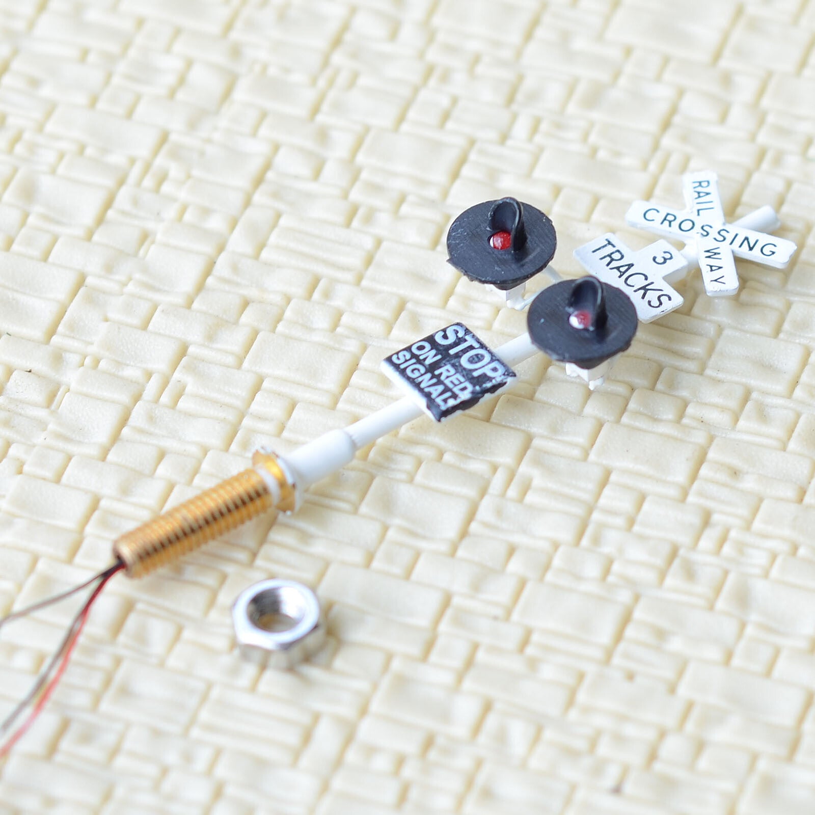 2 x HO scale railway grade crossing signal 3 track + 1 circuit board flasher 3W2