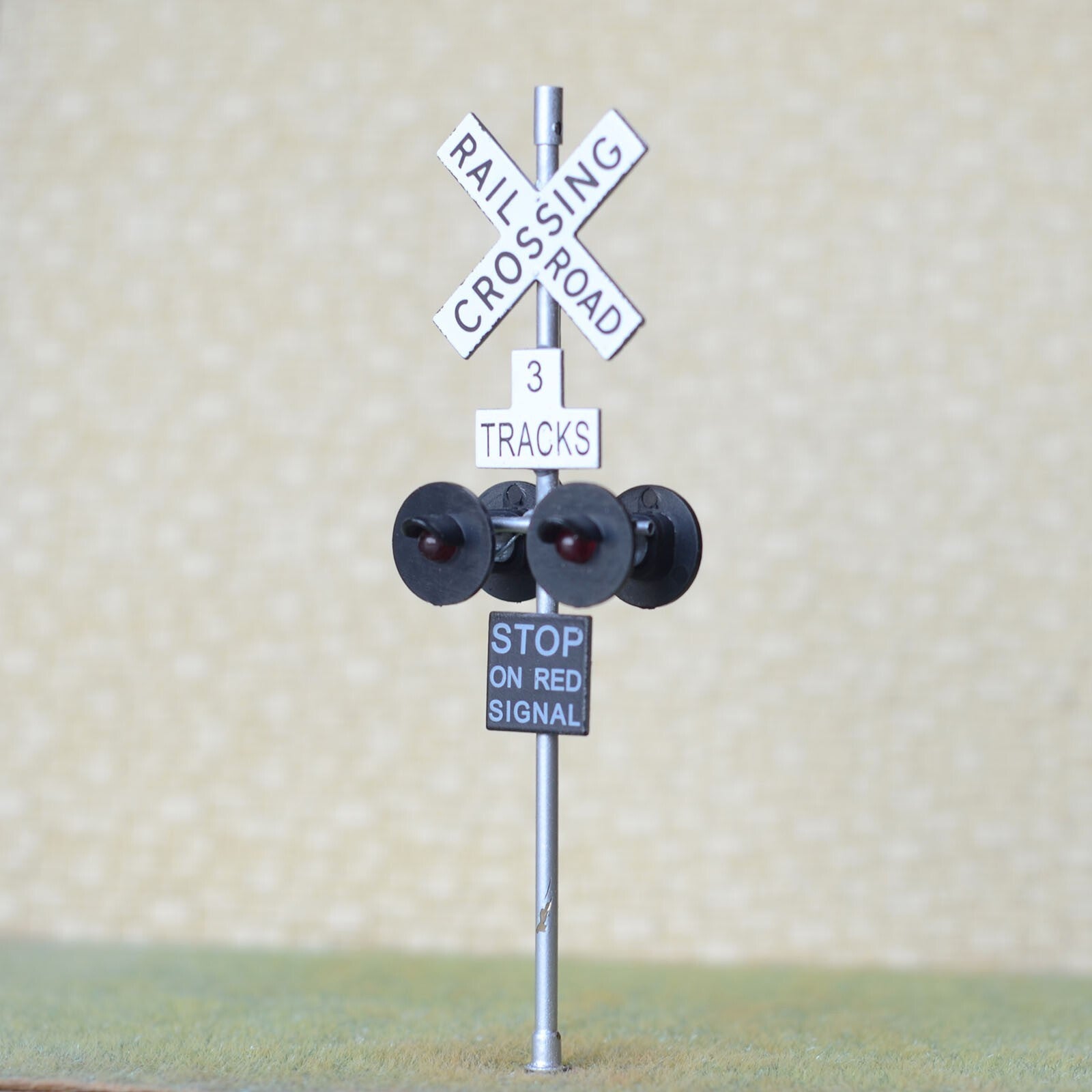 2 x O scale railroad crossing signals 4 heads + 1 circuit board flasher #3TS4