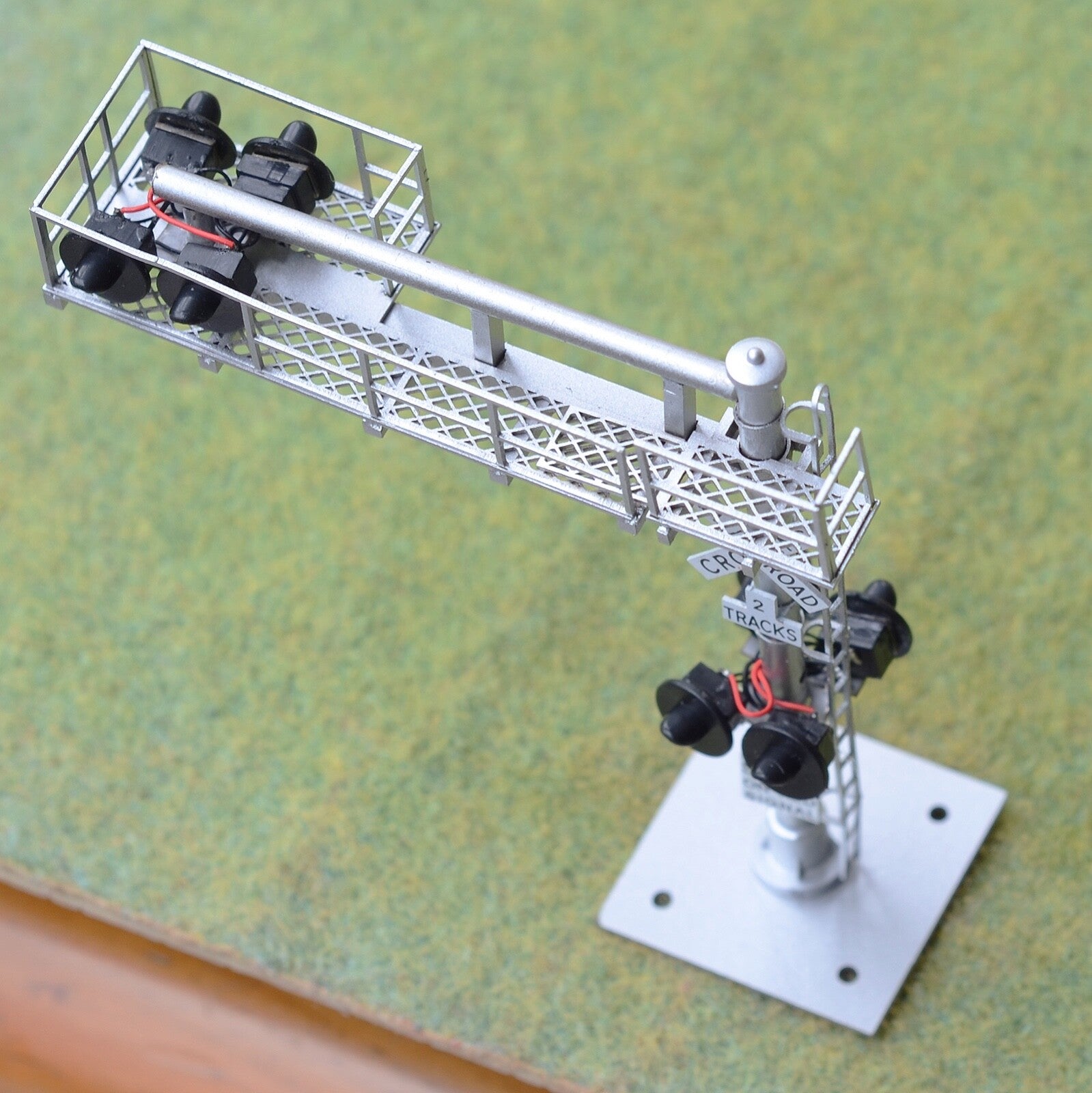 1 x HO scale model railroad cantilever grade crossing signal 2 tracks #C28