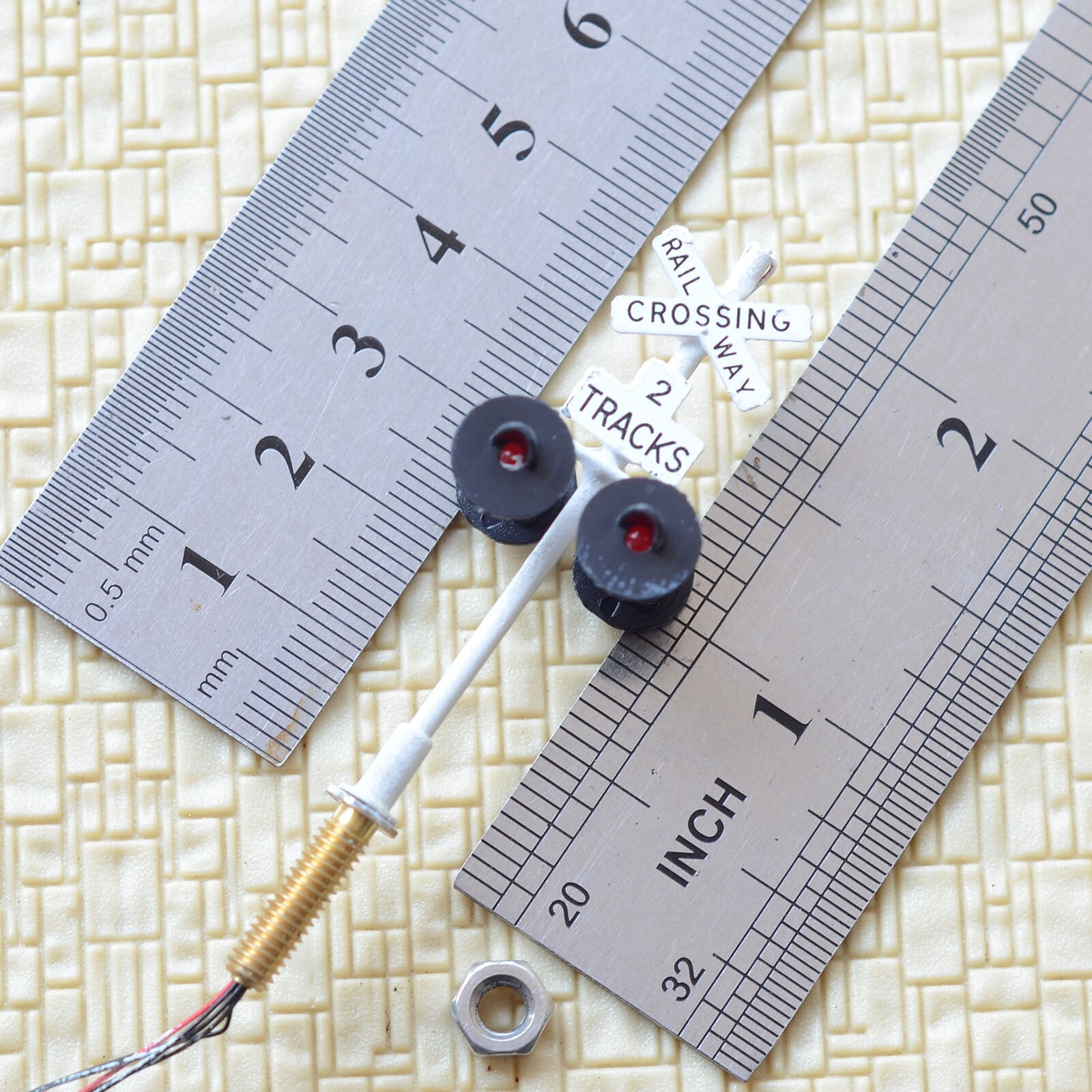 2 x HO scale railroad grade crossing signals + 1 circuit board flasher #WH420X