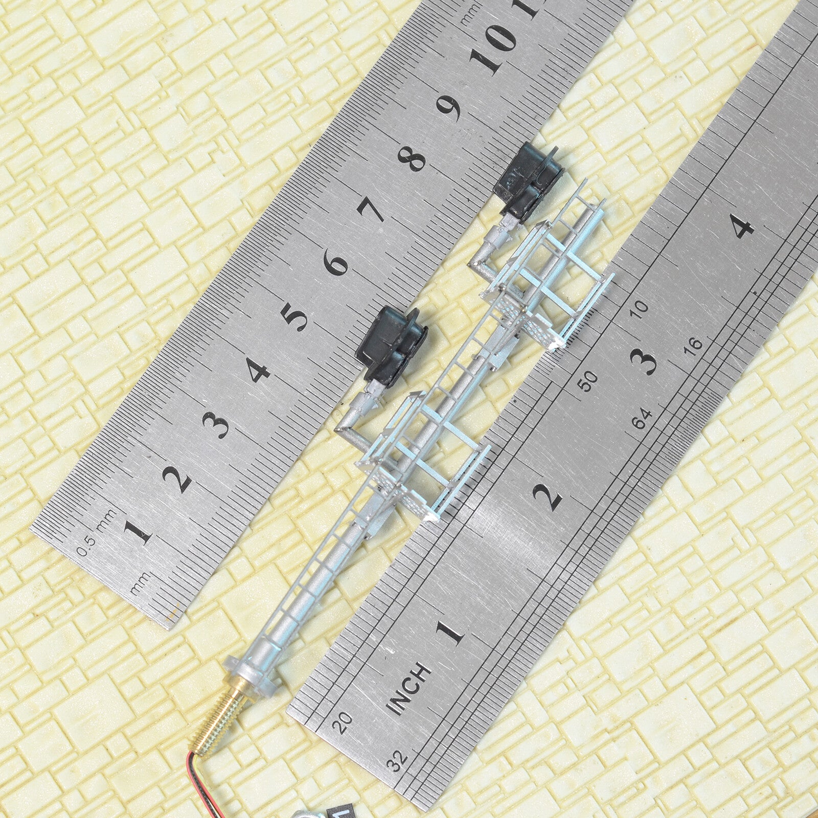 1 x HO scale 2 over 2 colors light Darth Vader style block signals siding #F22