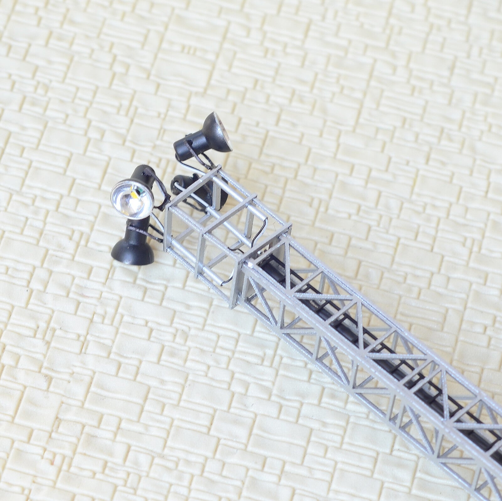 1 x HO tower light LED made yard light spot working assembled metal shorter #S4S