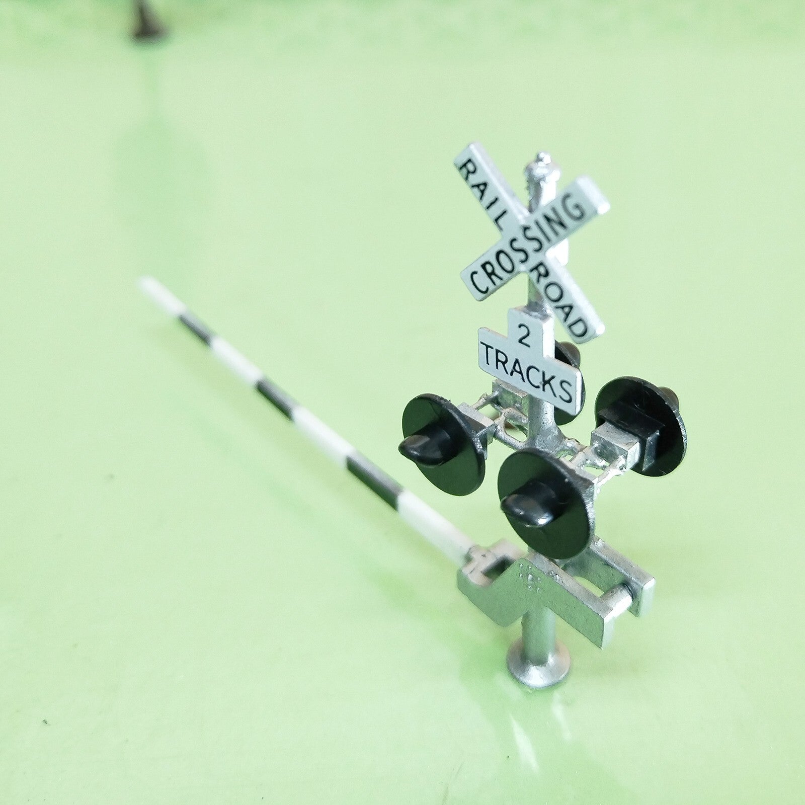 2 x HO scale railroad grade crossing signal black arm gate stop lever #S42RB