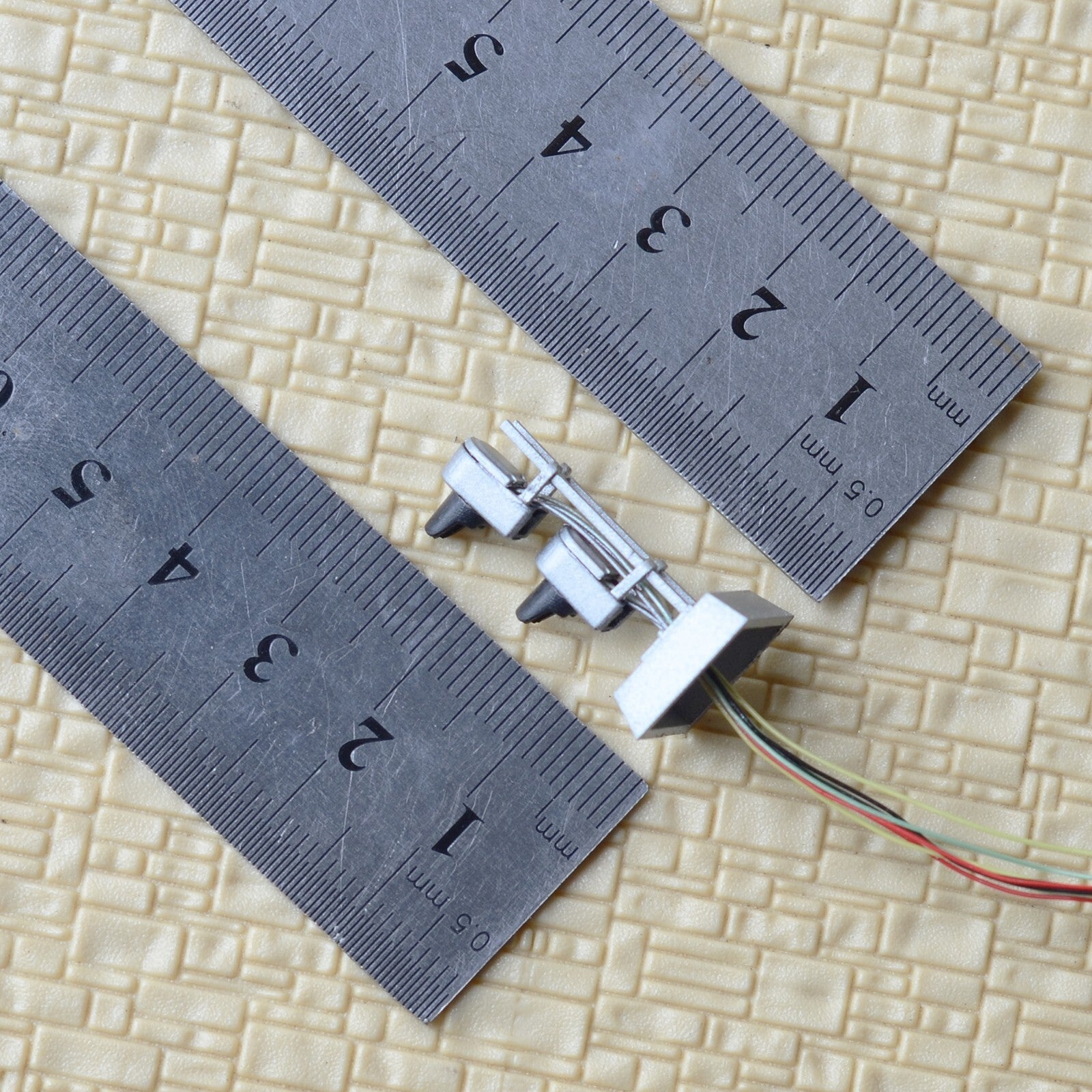 1 x HO scale dwarf searchlight signal ground 2 targets GRS SA-1 tri-colors #DS2