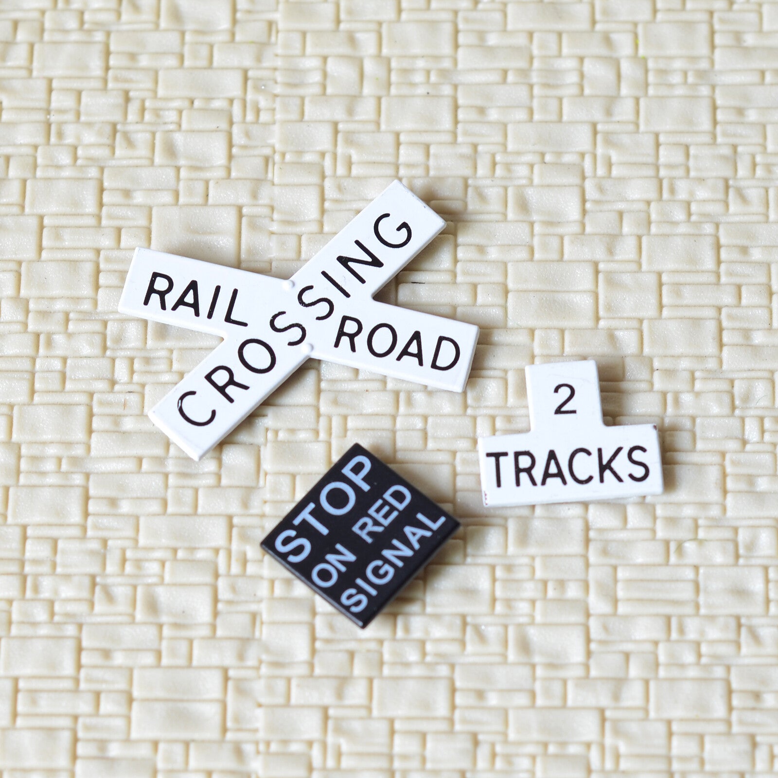 4 x O scale railroad crossing signals parts X crossing bulk and 2 tracks sign #3