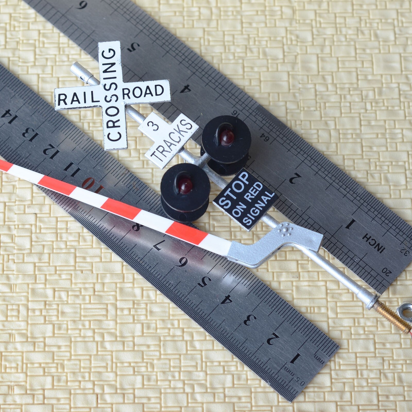 2 x O scale railroad crossing signal gate stop lever 3 tracks + flasher #48S43G