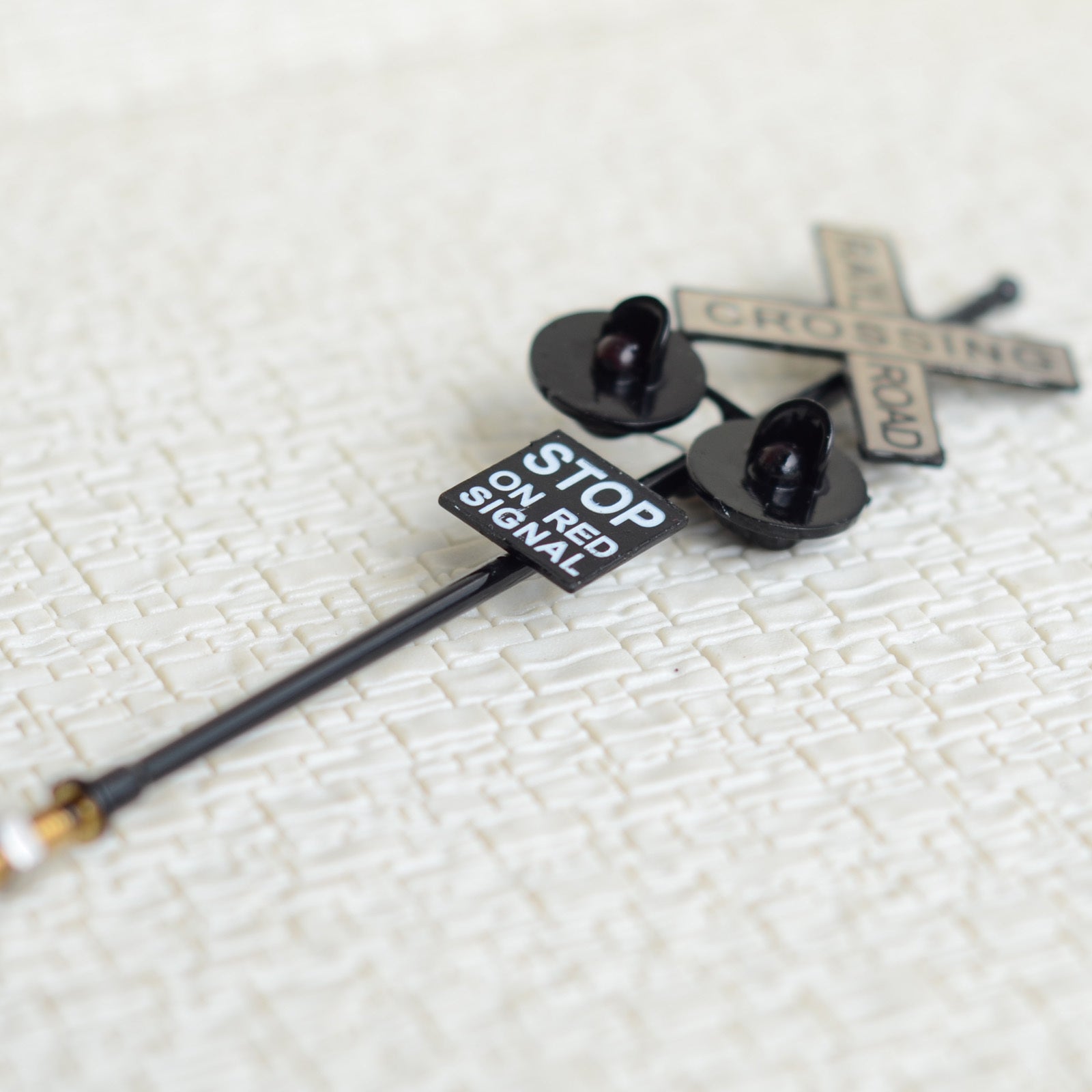 4 pcs O Scale Railroad Crossing Signals 2 heads LED made + Circuit board flasher