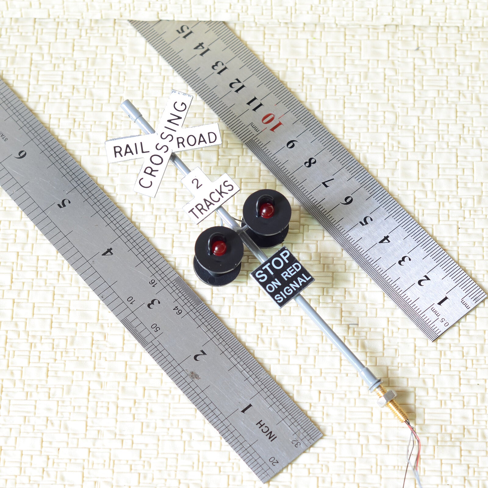 2 x O scale railroad crossing signals 4 heads + 1 circuit board flasher #2GR4X