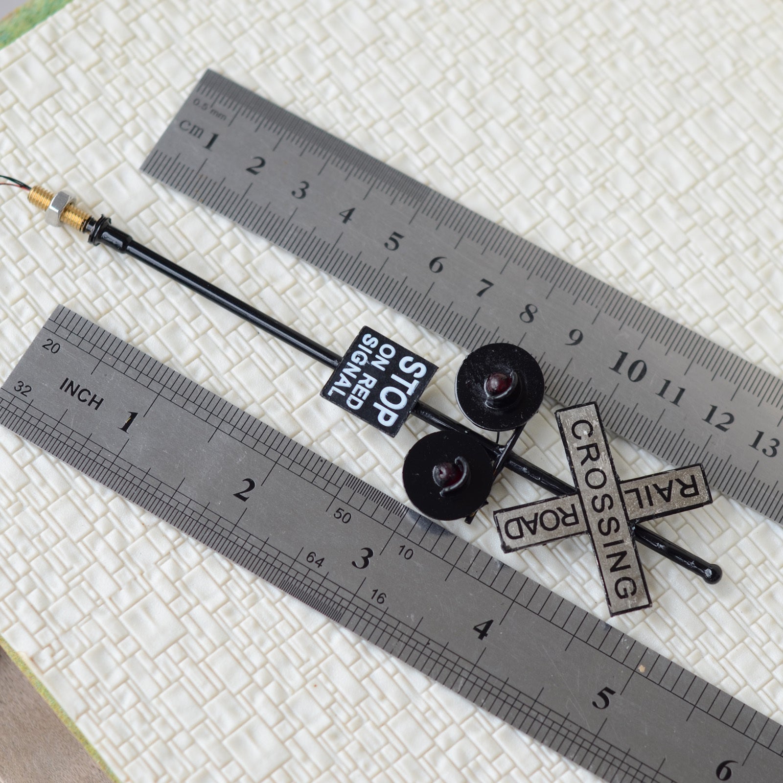 4 pcs O Scale Railroad Crossing Signals 2 heads LED made + Circuit board flasher