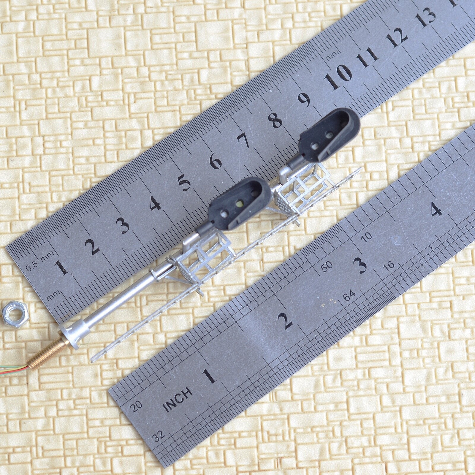 1 x HO scale 2 Head 3-color block signal Darth Vader intermediate distant #F2W