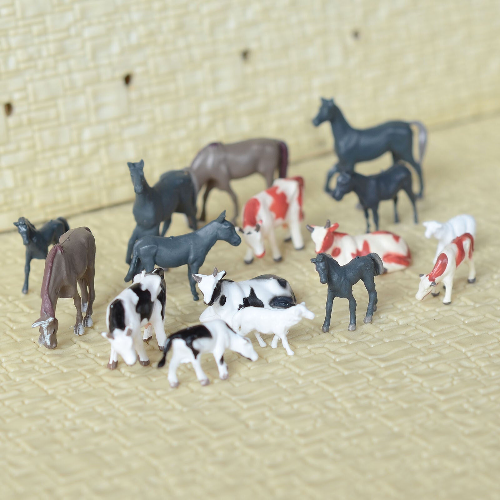 16 x HO scale model railroad scene farm animals mixed horse cow pony goat donkey