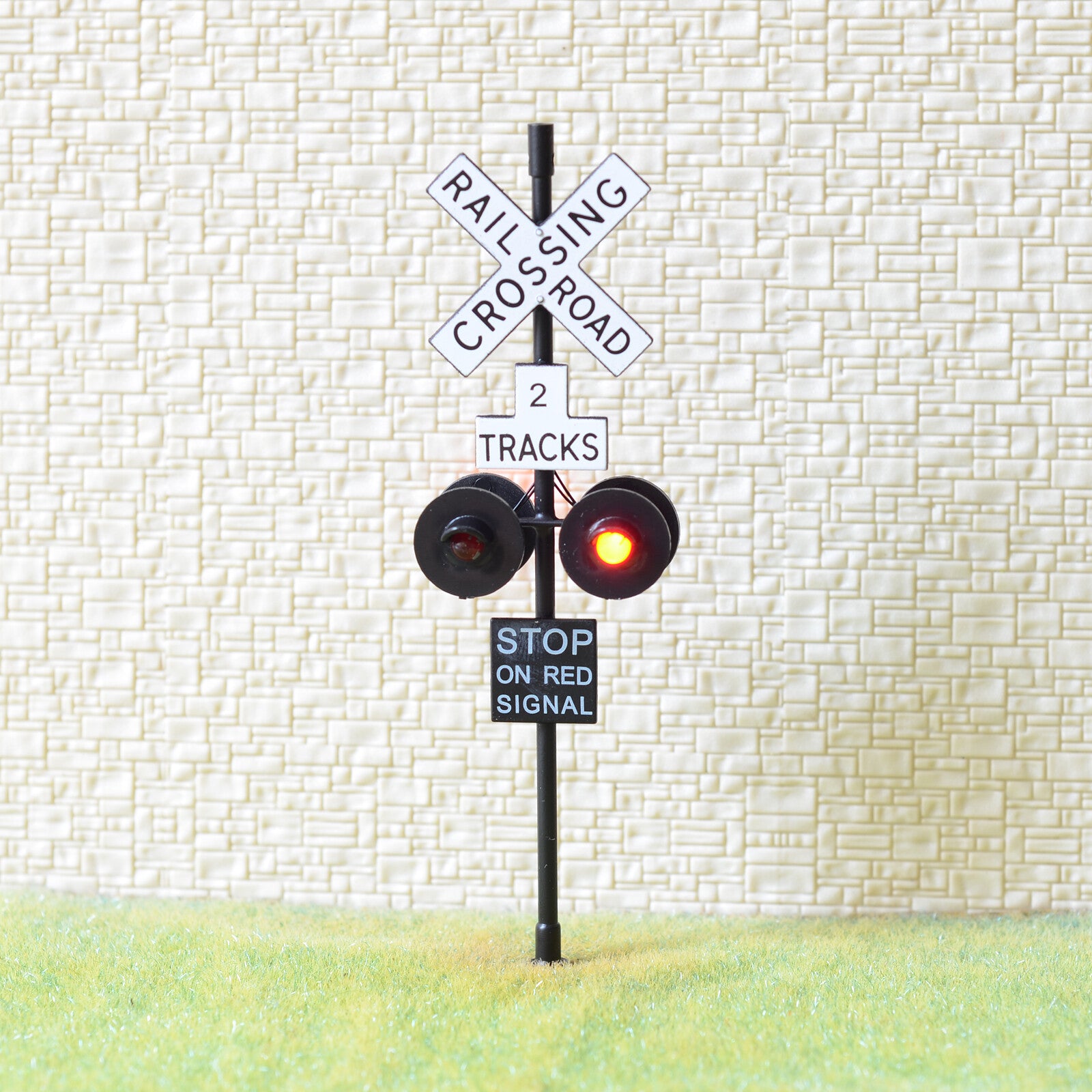 2 x O scale railroad crossing signals 4 heads + 1 circuit board flasher #2BL4