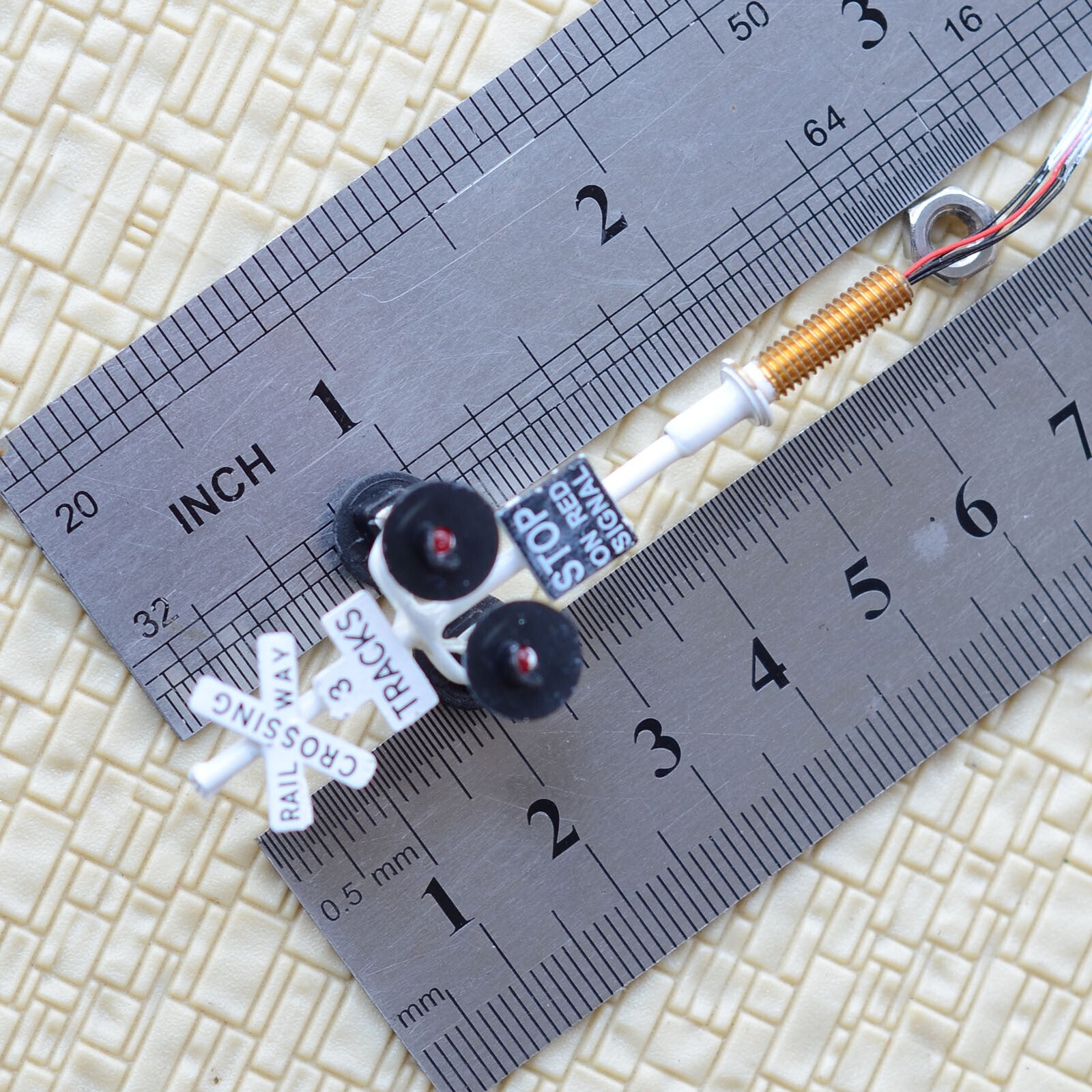 2 x HO scale railway grade crossing signal 3 track + 1 circuit board flasher 3W4