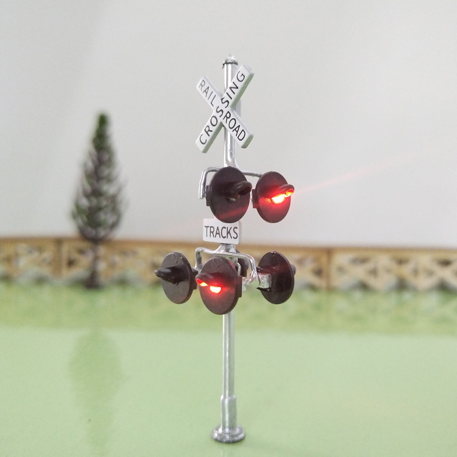 2 x HO scale railroad grade crossing signal with side assistant signal #CWS