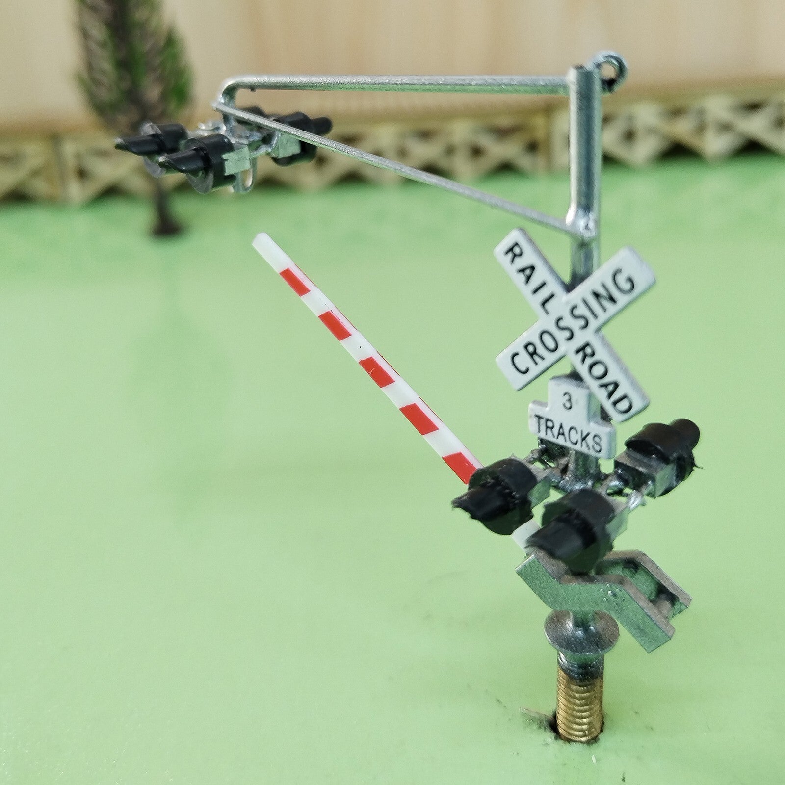 1 x N scale model cantilever grade crossing signal / gate arm barrier #160C06DG