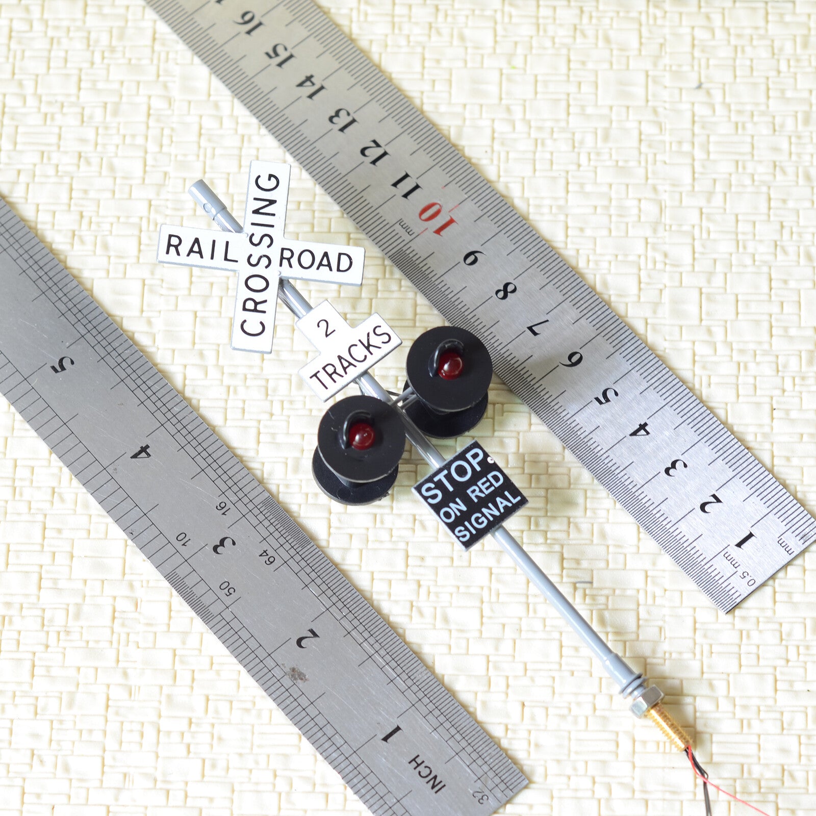 2 x O scale railroad crossing signals 4 heads + 1 circuit board flasher #2GR4