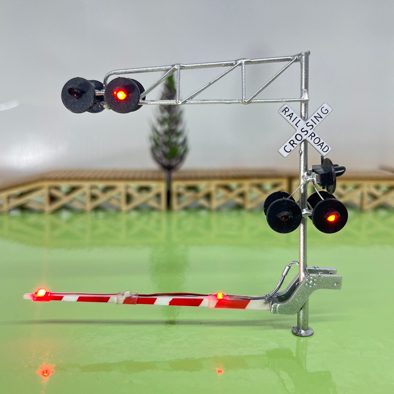 1 x HO scale cantilever grade crossing signal with light on gate #C27DGWLAS