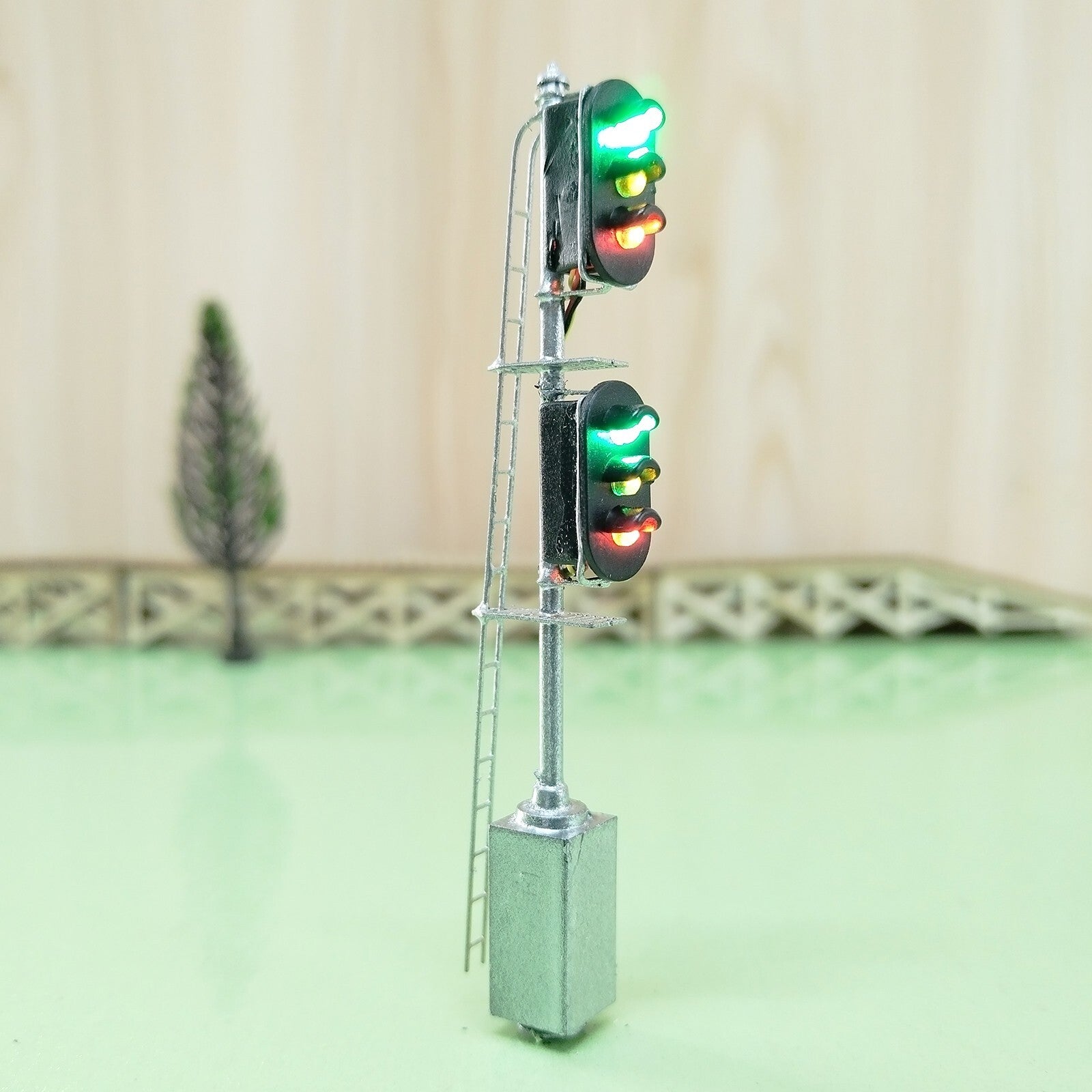 1 x HO scale model railroad tri-color block signal 2 heads with cabinet #K33C6