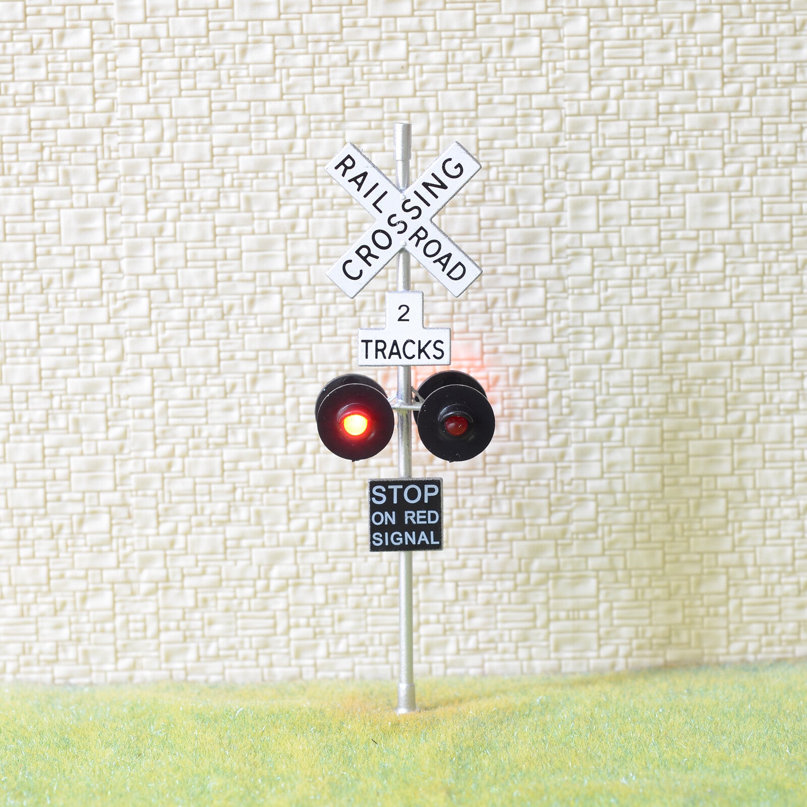 2 x O scale railroad crossing signals 4 heads + 1 circuit board flasher #2SL4