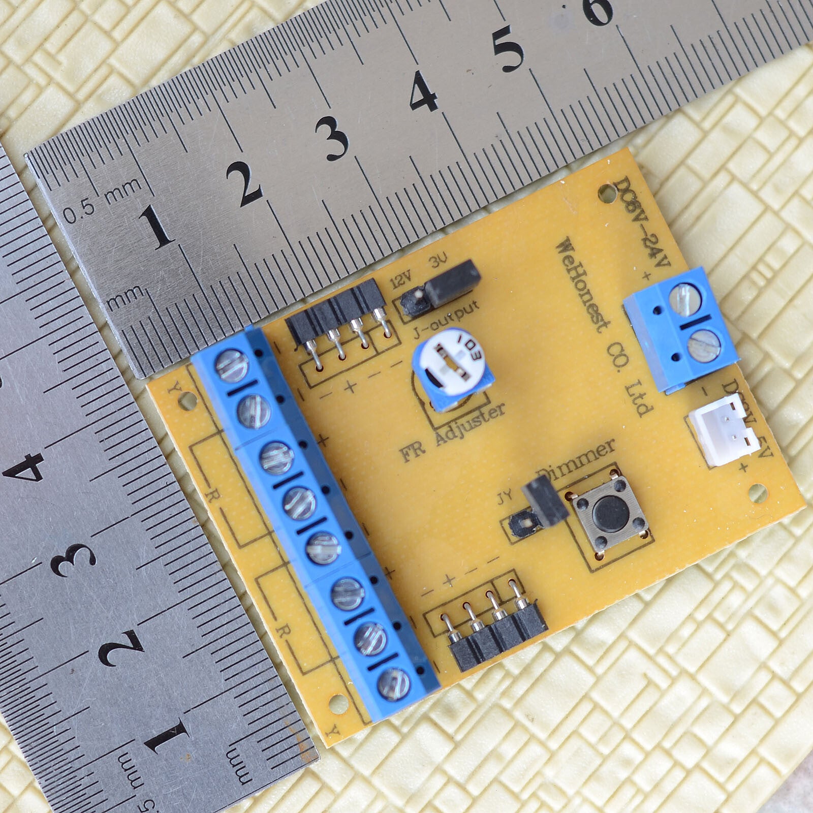 2 x HO scale railway grade crossing signal 3 track + 1 circuit board flasher 3W4