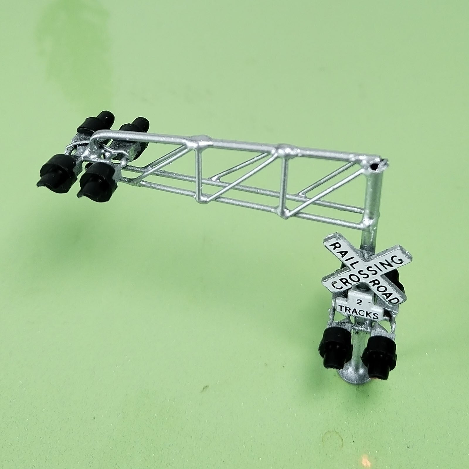 1 x N scale model cantilever grade crossing signal without gate arm barrier C160