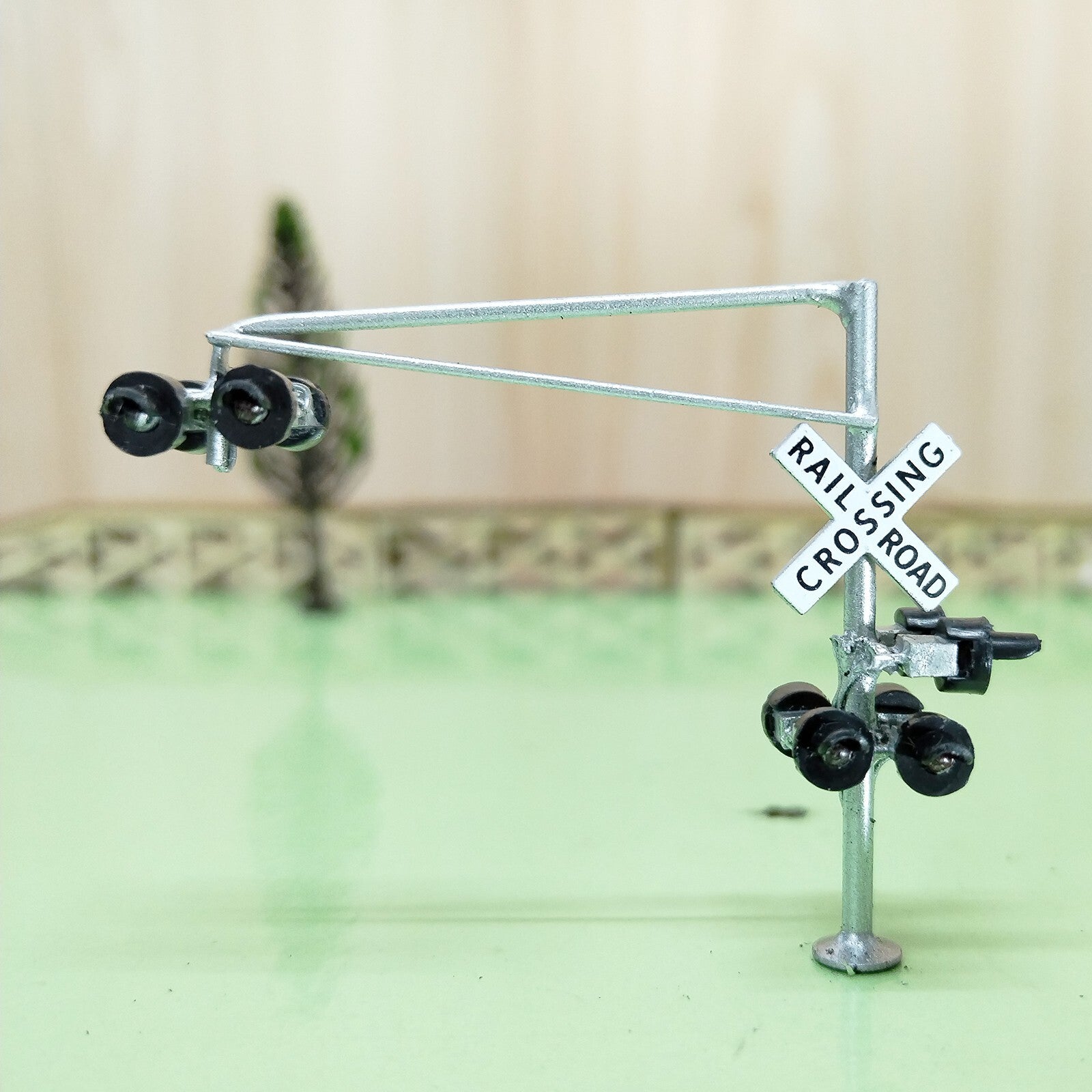 1 x N scale model cantilever grade crossing signal with assistant signal #NC06WA