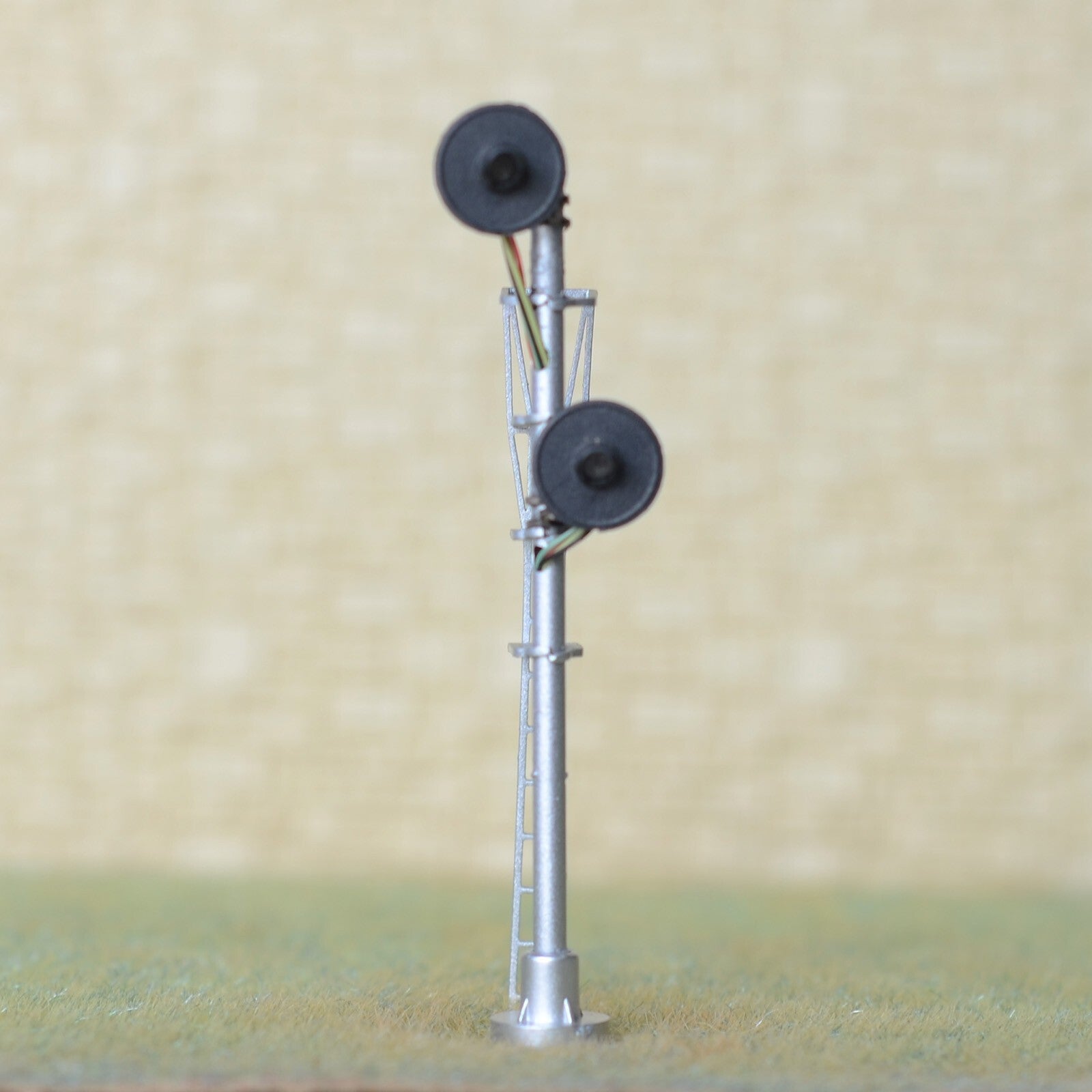 1 x HO scale 2 head searchlight lower offset Distant / Intermediate signal #OM2